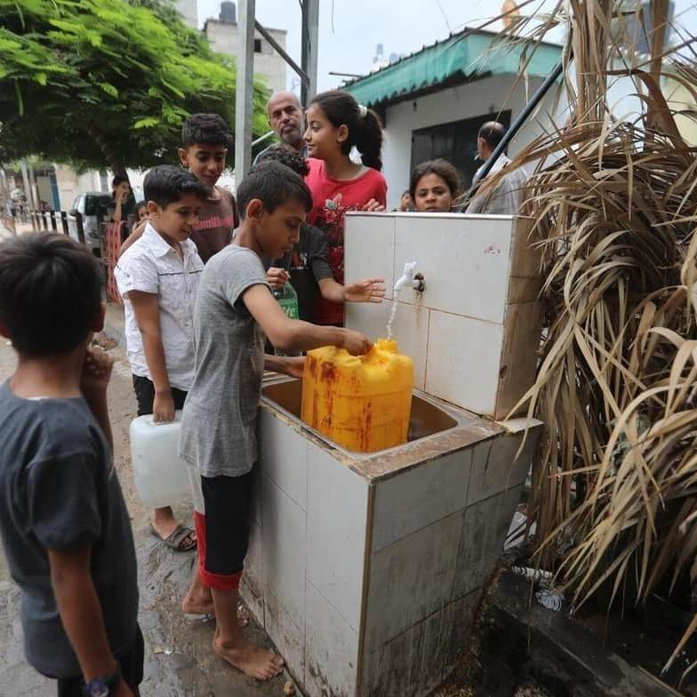 unicefのインスタグラム：「Fuel means safe water.  Fuel means functioning health facilities.  And it is desperately needed in Gaza to operate hospitals, desalination plants and water pumping stations.  We’re calling for the urgent opening of all access crossings into Gaza so that fuel and other life-saving supplies can reach the children and families in need.  Lives depend on it. Time is running out.  © UNICEF/UNI450057/Ajjour」