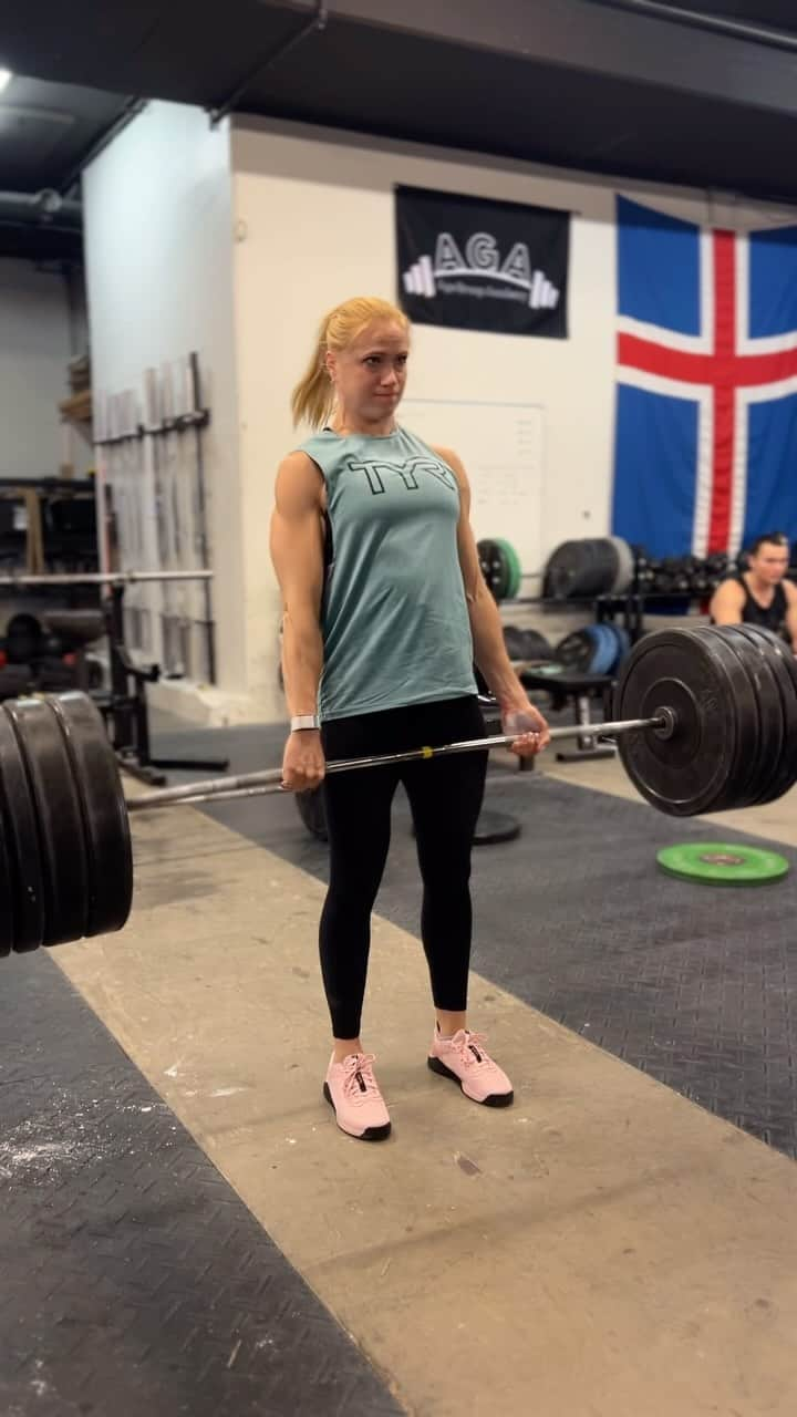 アニー・スラスドーターのインスタグラム：「Another day of Pulling!!! 140kg on the bar, my hip has been sooo much better lately and feeling like I can actually use my strength again 🤝🫶  What is your big set of DL in training many reps?   #setsof10 #deadlift #deadliftsoversquats #strength #mom #crossfit @tyrsport」