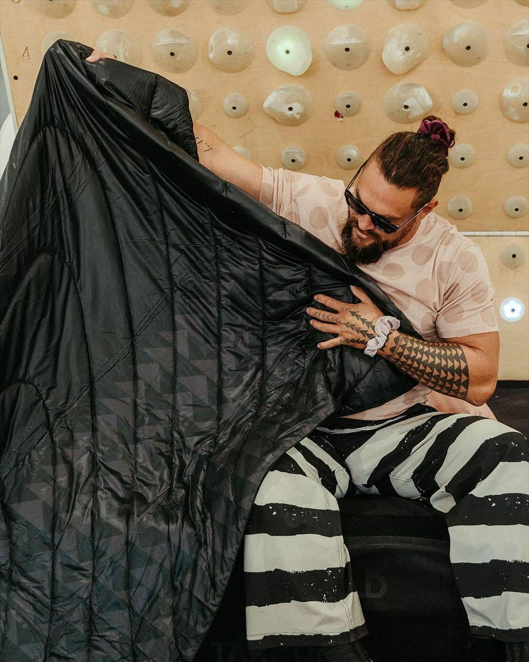 ジェイソン・モモアさんのインスタグラム写真 - (ジェイソン・モモアInstagram)「The @gorumpl x So iLL x On The Roam, by Jason Momoa, Original Puffy Blanket is HERE. Made with 100% post-consumer recycled fabric and insulation and, for the first time ever, this one-person blanket includes a two-sided print with Jason’s triangular tattoo pattern (Niho Mano). Machine washable + stain/water resistant features make this is your new go-to blanket for everywhere you roam. @prideofgypsies @soillcanada 📸 @moloveonearthh#soill #ontheroam #takehold #gorumpl #madeforwhateverunfolds #climber #climb #outdoor」10月25日 5時58分 - prideofgypsies