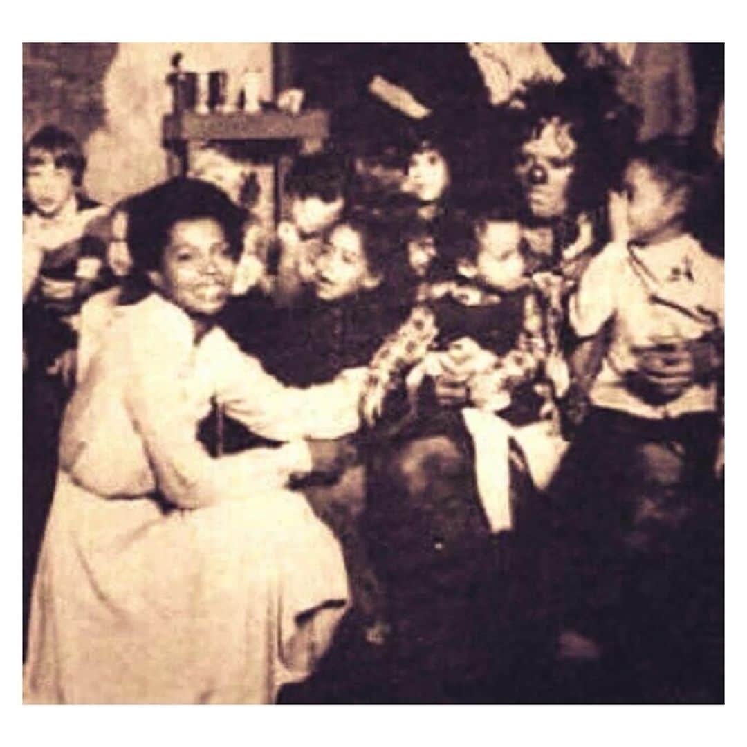 トレーシー・エリス・ロスさんのインスタグラム写真 - (トレーシー・エリス・ロスInstagram)「Happy 45th Anniversary to The Wiz! And hi there to teeny tiny @chudneylross & tiny @therhondaross & I on set with my Mama @dianaross… and THE Lena Horne」10月25日 6時09分 - traceeellisross