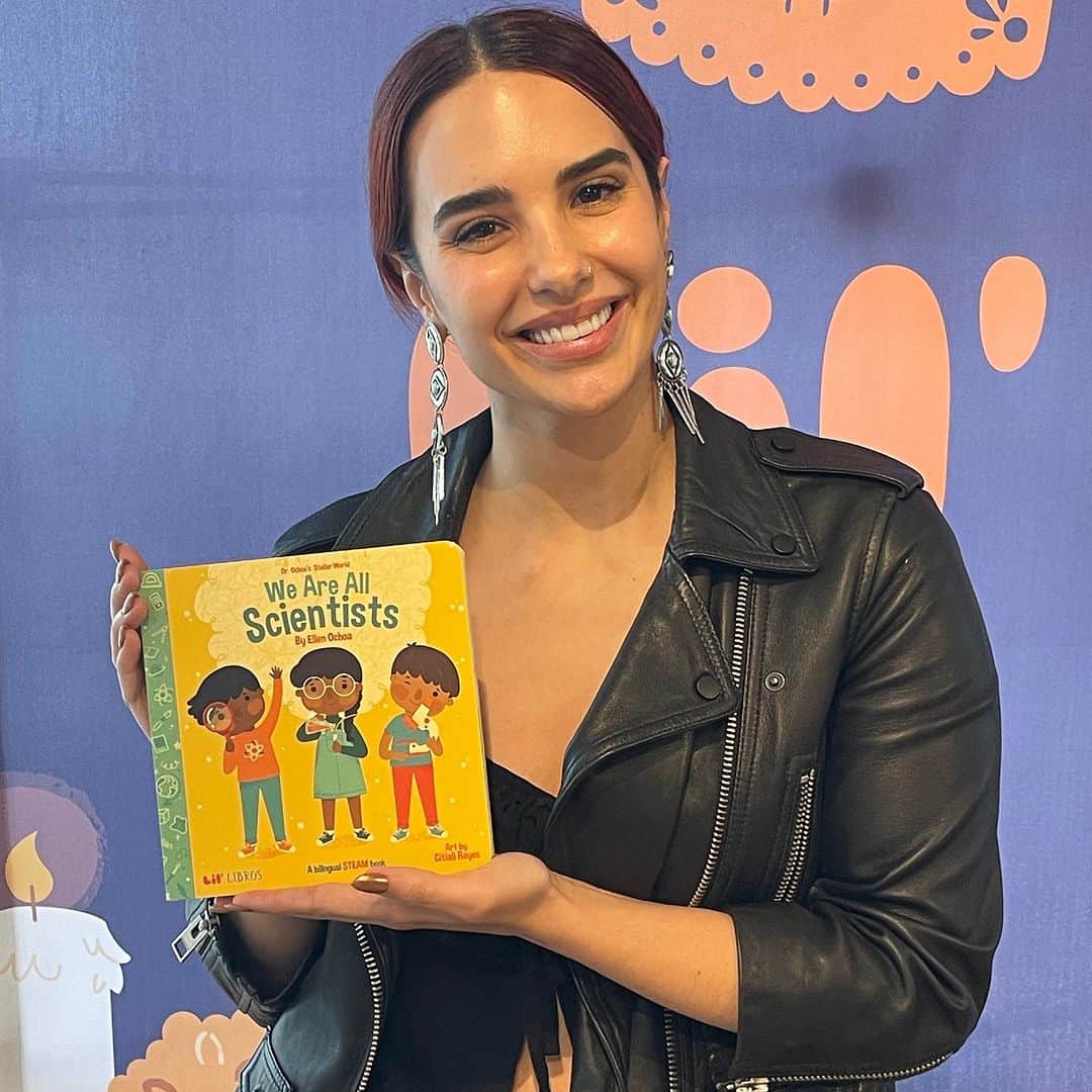 The Honest Companyさんのインスタグラム写真 - (The Honest CompanyInstagram)「This month's Honest Book Club selection is a tribute to the wide selection of bilingual children's books from @lil_libros . These books are more than just stories; they're a celebration of the beauty of different cultures + voice children's literature! ✨  Swipe through to see our H.O.L.A ERG share some of their fave @lil_libros books! 📚」10月25日 6時03分 - honest