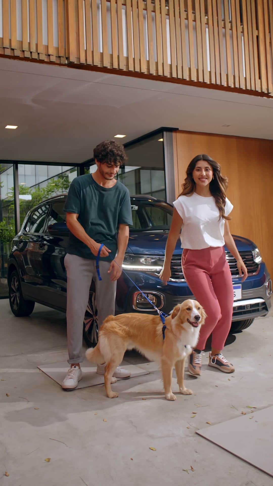 のインスタグラム：「Saber que a família vai passear com o doguinho a bordo de um T-Cross vale até uma sessão de fotos. #VWBrasil #TCross  #VWParaTodos Um vídeo que começa com um homem, uma mulher e um cachorro Golden Retriever na frente de um T-Cross estacionado em uma garagem. A mulher corre para a câmera como se apertasse o botão de foto do celular e volta para perto do carro. Então, eles aparecem em diferentes poses: brincando com o cachorro, olhando para a câmera com o cachorro deitado no chão, a mulher de cavalinho nas costas do homem, o  homem segurando o cachorro com a mulher ao lado, o homem com um skate sendo abraçado pela mulher e o homem sentado no skate e a mulher atrás.」