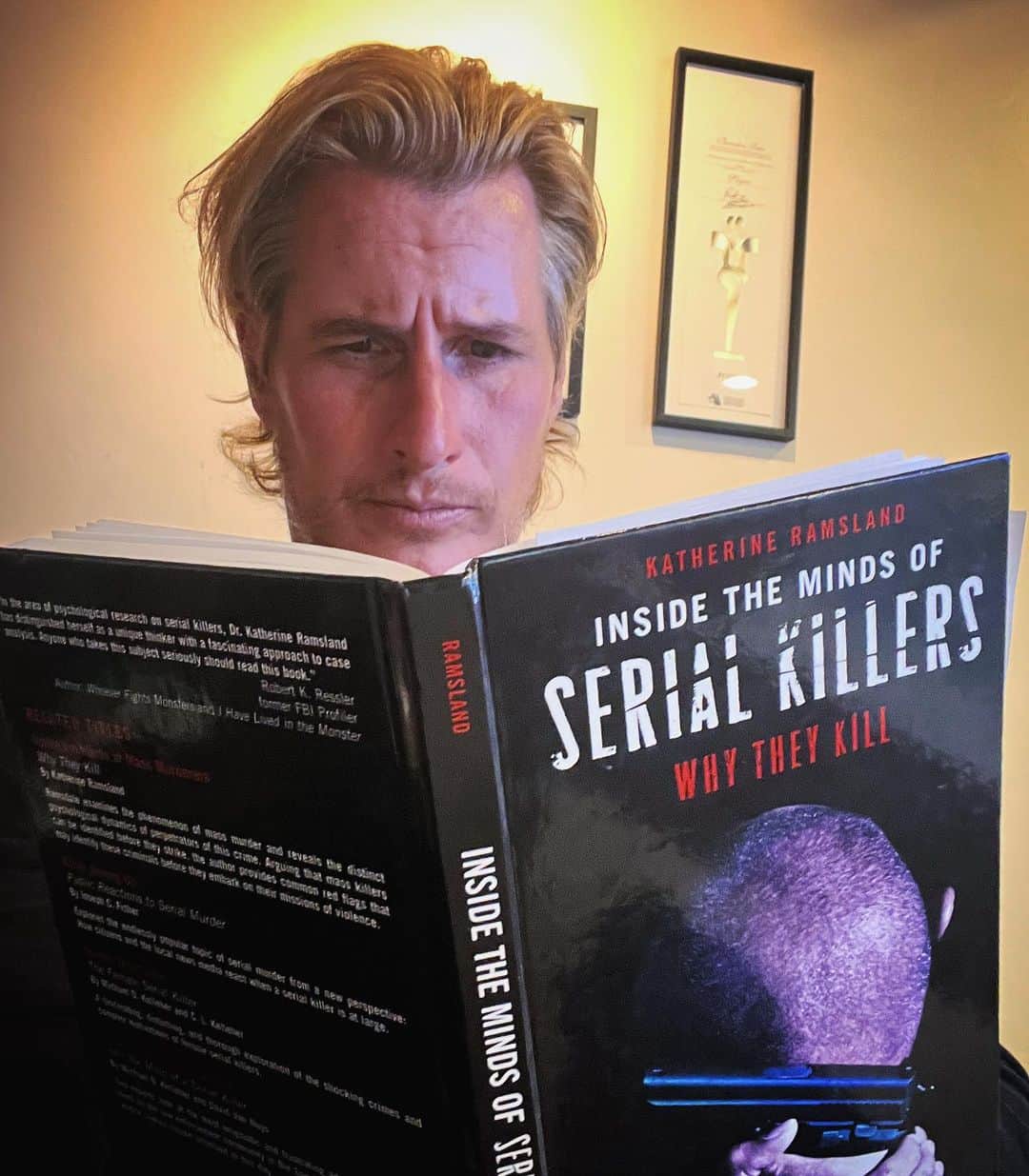 ブレンダン・フェアのインスタグラム：「A bit of light reading to do. #StayTuned」