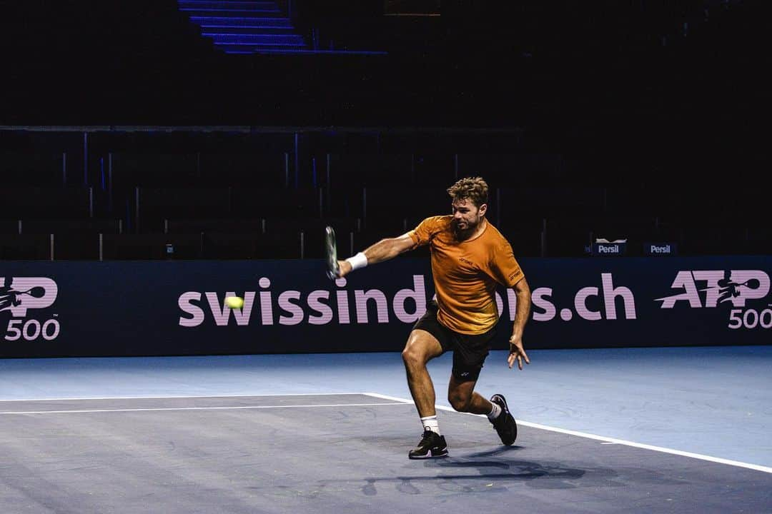 スタニスラス・ワウリンカのインスタグラム：「Getting ready for tonight 8pm @swissindoorsbasel_official 🇨🇭🤞🏻🎾🫕❤️🙏🏻 #matchday #hardwork #trusttheprocess #suisse」