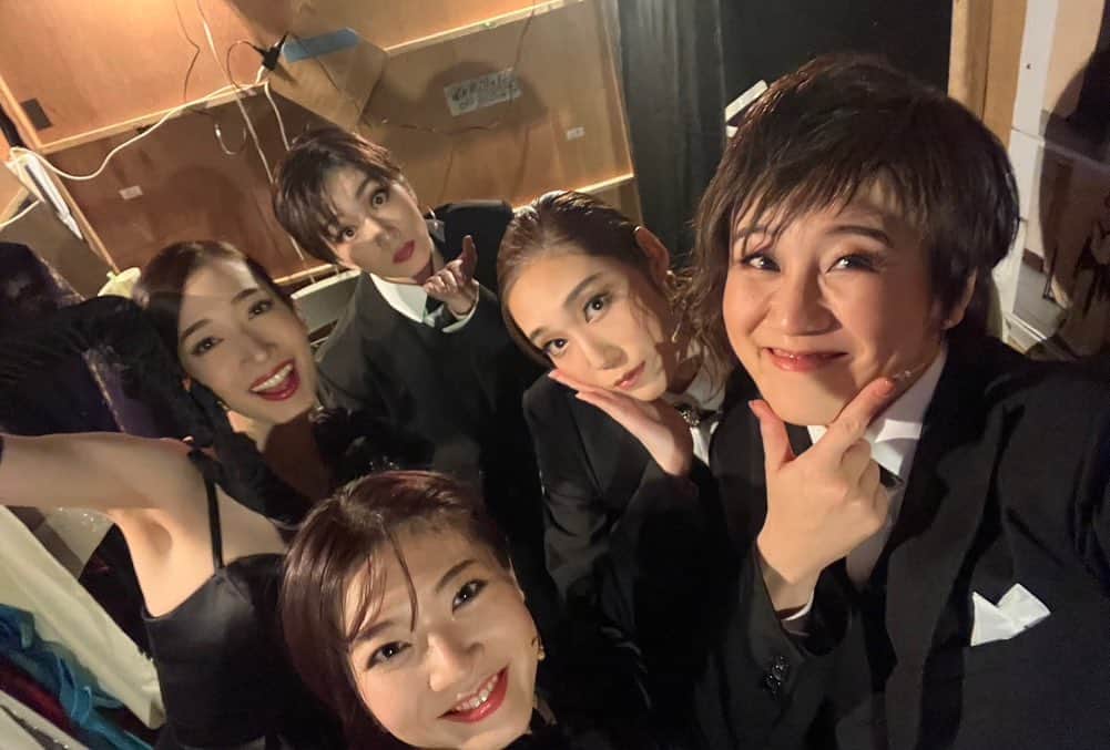 愛月ひかるさんのインスタグラム写真 - (愛月ひかるInstagram)「完全にマナトリロスなので、思い出写真投稿しちゃお😋 皆さま、配信は見て頂けましたか？✨ 私は見ましたよ！そんで自分たちのMCに笑うっていう🤣自画自賛👏サイコー！！ 本当に改めて素晴らしいカンパニーLOVE❤️  かけちゃん、才能の塊🥹可愛いイラストありがと💕  #manatrip #大切な仲間たち #MC神」10月24日 21時25分 - hikaru_aizuki