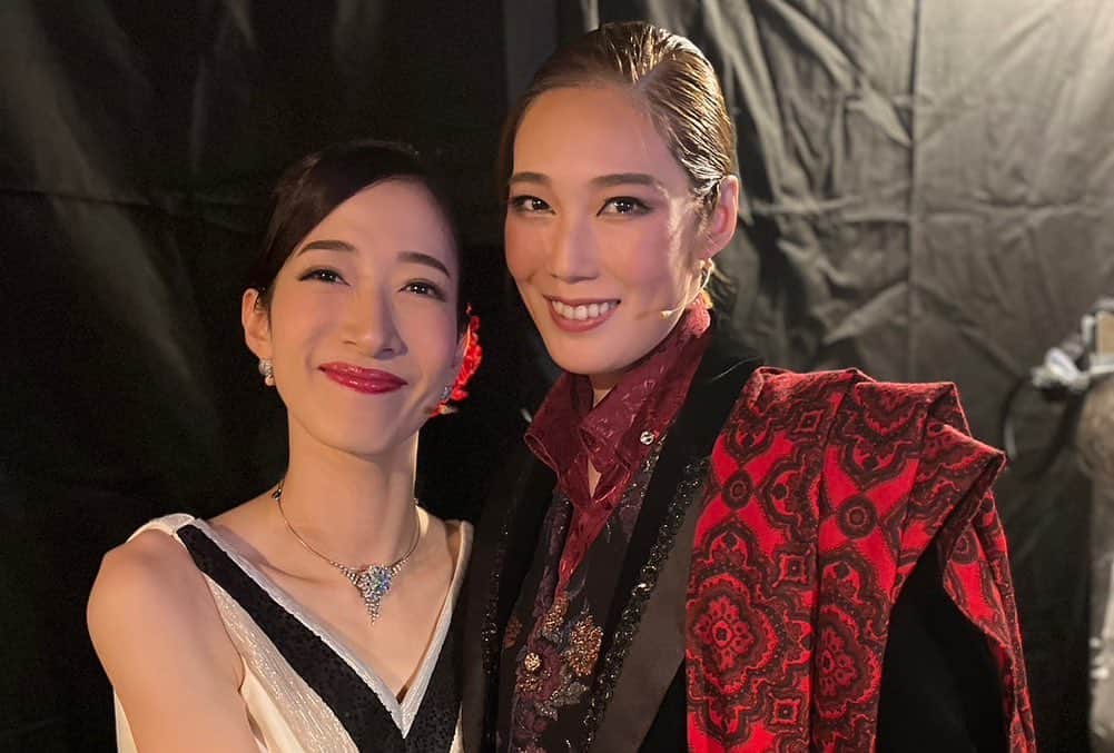 愛月ひかるさんのインスタグラム写真 - (愛月ひかるInstagram)「完全にマナトリロスなので、思い出写真投稿しちゃお😋 皆さま、配信は見て頂けましたか？✨ 私は見ましたよ！そんで自分たちのMCに笑うっていう🤣自画自賛👏サイコー！！ 本当に改めて素晴らしいカンパニーLOVE❤️  かけちゃん、才能の塊🥹可愛いイラストありがと💕  #manatrip #大切な仲間たち #MC神」10月24日 21時25分 - hikaru_aizuki