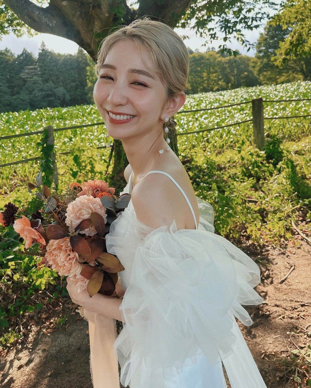 松尾 瞳のインスタグラム：「OPムービーのオフショット🤍🌿  ずっと紹介してるエミナルクリニックのコースに通ってた おかげで、式当日もブライダルシェービングとか無しで 迎えられました👰🏼‍♀️✨ @eminalclinic   私が通ってる5回コースの内容おさらい📝  ✔︎処理しづらい背中・うなじ・おしりなどは シェービング無料 ✔︎全身+VIO 医療脱毛 5回コースが分割で月々1,100円 ※医療ローン（一括払いだと76,000円（税込）） ✔︎初診料・ローション・肌トラブルの治療費無料などの サポートも充実  って感じのプラン内容です◯  結婚式も無事終わったしもうほぼシェービングも いらないくらいキレイにしてもらってるけど、残りの 回で産毛ちゃんの生き残りたちもやっつけるぞぉ🥹💪  OPムービーのフルも結婚式の写真も そろそろ載せていくね〜🕊️💕  #PR #エミナル#エミナルクリニック #脱毛 #医療脱毛 #脱毛クリニック #美肌ケア#モチベーション #垢抜け #ウェディングドレス #結婚式 #2023秋婚 #前撮り」