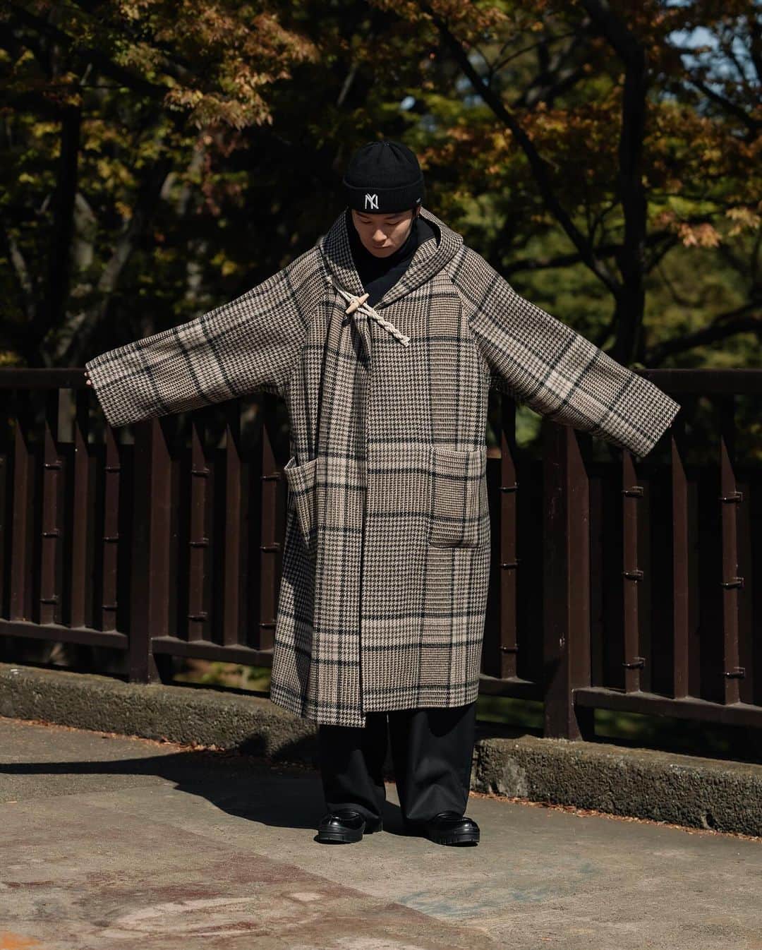 Ryoさんのインスタグラム写真 - (RyoInstagram)「ㅤㅤㅤㅤㅤㅤㅤㅤㅤㅤㅤㅤㅤ 秋冬のデリバリーも終盤！ コートが続々と入荷してます🆕  @afterhours_label_official の稀少なピュア・シェットランドを使用したフーデッドコートです。 斜めに配置されたワントグル留めの仕様でローブのように体を包んでくれる着心地の良さ。これぐらい大判のチェック柄を秋冬は着たいですね〜。  ㅤㅤㅤㅤㅤㅤㅤㅤㅤㅤㅤㅤㅤ coat : @afterhours_label_official  knit : @the_clesste  pants : @camielfortgens  shoes : @henderscheme  ㅤㅤㅤㅤㅤㅤㅤㅤㅤㅤㅤㅤㅤ #afterhours #camielfortgens #hendersheme #clesste」10月24日 21時17分 - ryo__takashima