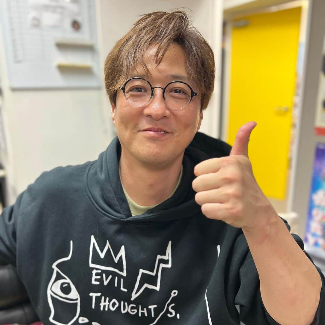 純烈さんのインスタグラム写真 - (純烈Instagram)「💜❤🧡💚 NHK総合｢うたコン｣  ご覧いただいた皆さま、共演者の皆さま、スタッフの皆さま！ ありがとうございました🌈  純烈は『だってめぐり逢えたんだ』を歌唱🎤  岩永さんのカメラ目線からのウィンクは オレンジ推しには特に見逃せない瞬間でしたね！  ちなみに事務所では｢ウィンクした〜👏｣とスタッフ一同沸いていました、笑  そんな放送を見逃した方やもう一度見たい方は〈NHKプラス〉で視聴いただけますのでぜひ🤳  写真は本番終わりに事務所へ戻ってきた酒井さん！ いい笑顔です📷✨   #純烈  #うたコン  #生放送  #ありがとうございます😊   #酒井一圭  #白川裕二郎  #後上翔太  #岩永洋昭」10月24日 21時18分 - junretsu_official