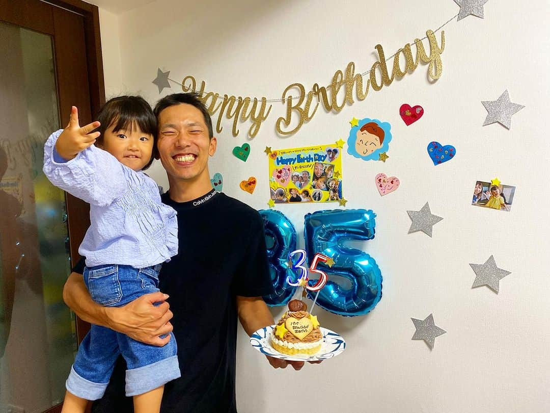 山内英輝さんのインスタグラム写真 - (山内英輝Instagram)「皆さん、沢山の誕生日のお祝いコメントを頂き、ありがとうございます！感謝の気持ちととてもとても幸せな気持ちで一杯です🙇‍♂️  プライベートなお話ですが、昨日はお家でお祝いしてもらい、今日は家族で行くことが夢やった妻の大好きなディズニーランドへ👏娘も喜んでくれてすごく満足な1日でした👏が、何よりあーちゃんが1番楽しそうでした🏰笑」10月24日 21時19分 - hidekiyamauchi