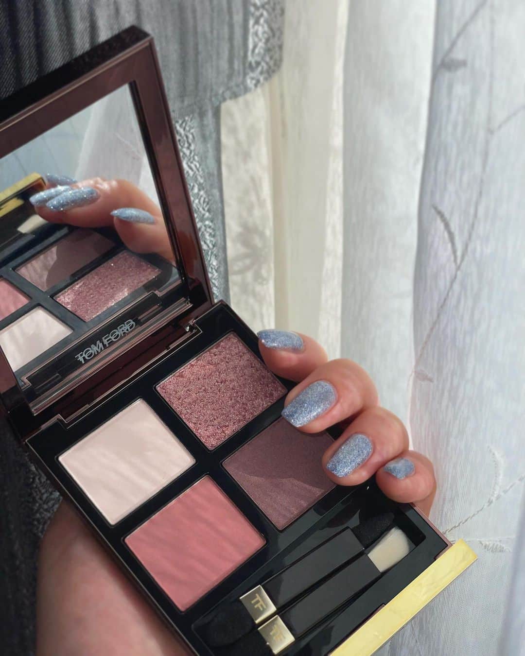 野地優奈のインスタグラム：「🩵🩶🎀🪩⚗️💄🧠 　 　 ねねとうこが誕生日にくれた TOM FORDのアイシャドウとリップ🎀 モーブピンクな配色が可愛すぎる🩰🎟️🦢 リップもめちゃくちゃかわいい色🪭 いつもありがとう👯‍♀️❤︎  そしてネイルも新しくした🆕 フラッシュネイルの アイスブルーとシルバー🧊🛸 マグネットも混ぜたからキラキラ増し増し〜🫧  #tomford  #tomfordbeauty  @tomford  @tomfordbeauty」