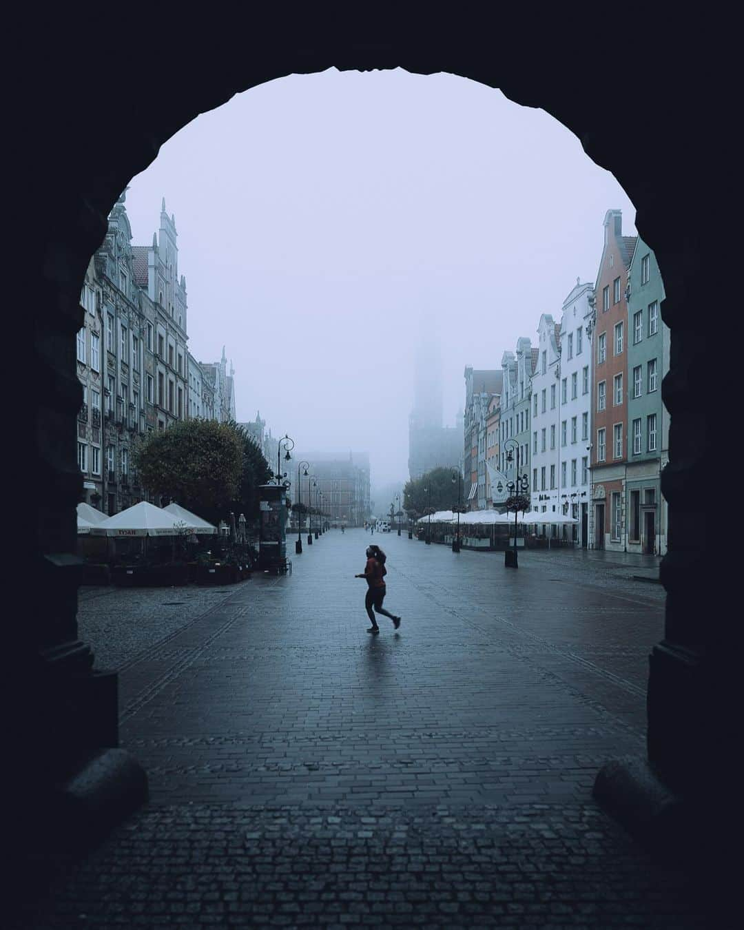 Thomas Kakarekoさんのインスタグラム写真 - (Thomas KakarekoInstagram)「Years of visiting Gdańsk, and I finally catch it veiled in fog. Here’s a small set to kick things off, with much more to follow. #gdansk」10月24日 21時20分 - thomas_k