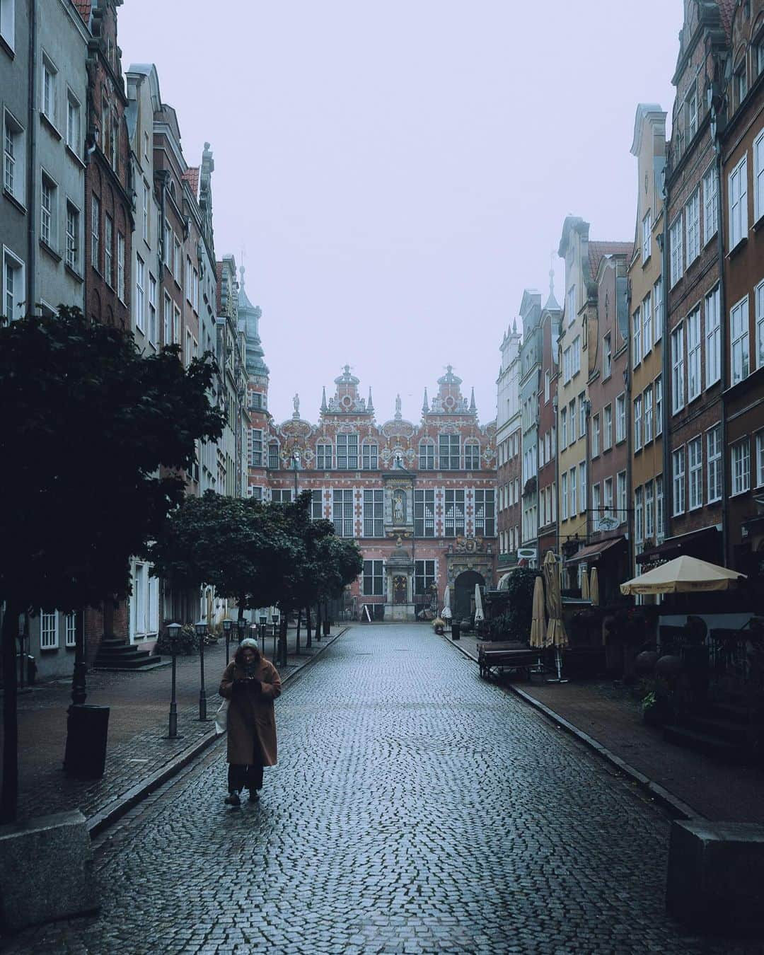 Thomas Kakarekoさんのインスタグラム写真 - (Thomas KakarekoInstagram)「Years of visiting Gdańsk, and I finally catch it veiled in fog. Here’s a small set to kick things off, with much more to follow. #gdansk」10月24日 21時20分 - thomas_k