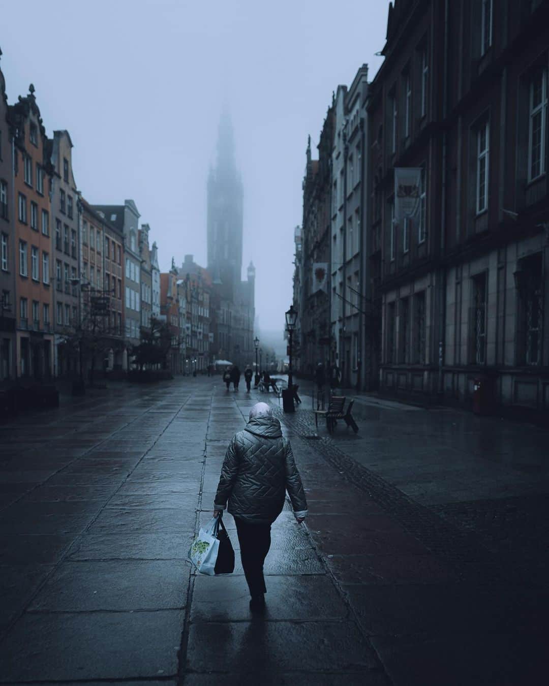 Thomas Kakarekoさんのインスタグラム写真 - (Thomas KakarekoInstagram)「Years of visiting Gdańsk, and I finally catch it veiled in fog. Here’s a small set to kick things off, with much more to follow. #gdansk」10月24日 21時20分 - thomas_k