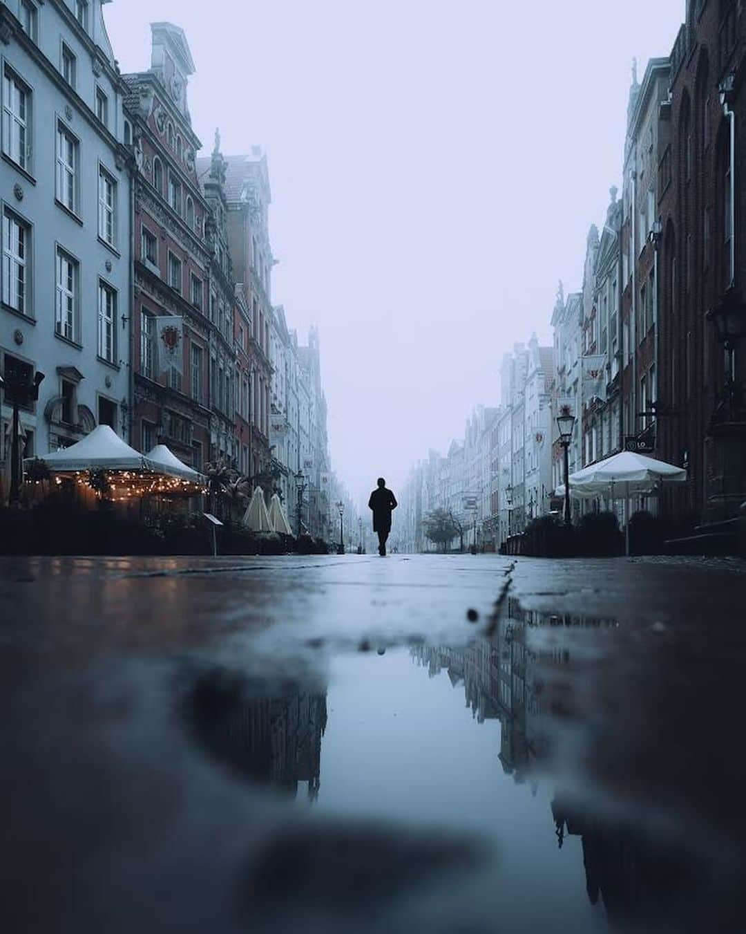 Thomas Kakarekoのインスタグラム：「Years of visiting Gdańsk, and I finally catch it veiled in fog. Here’s a small set to kick things off, with much more to follow. #gdansk」