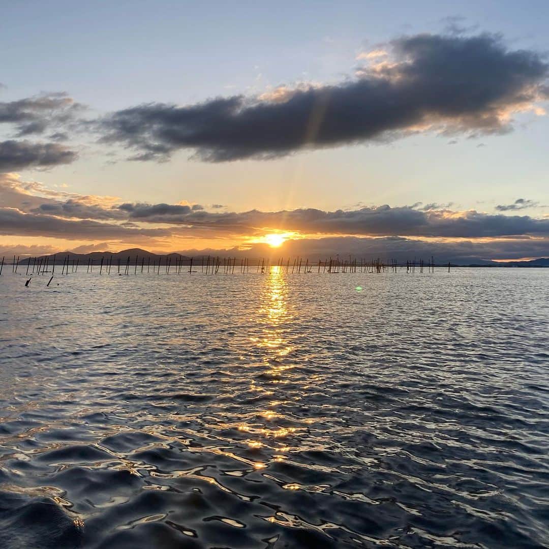 大澄れい（大崎緑）さんのインスタグラム写真 - (大澄れい（大崎緑）Instagram)「週末は【BIWAKOアーティスト・イン・レジデンス】に参加してきました。  1泊2日の琵琶湖での漁師体験🐟  貴重な経験を沢山させて頂きました。 琵琶湖から見る景色は雄大で本当に美しかったです！  12月初旬には滋賀県立美術館での作品展示があります！ どうぞ宜しくお願いします。  @fish123art  #BIWAKOアーティストインレジデンス #琵琶湖 #和邇漁港」10月24日 21時20分 - midori.ozaki