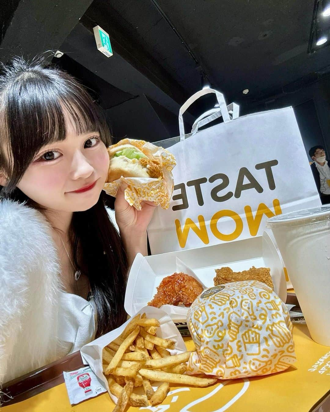 村川緋杏のインスタグラム：「🇰🇷韓国大人気バーガー🍔  韓国の大人気バーガー 💛【mom's touch】💛 渋谷のど真ん中（109前）に 期間限定日本大上陸🥺💨💨💨  オーダーしてから作り出すので 出来立てほやほやで食べられる（т-т）🍔  チキンがとても柔らかく甘辛でとてもおいしく 日本に来てくれてありがとうの感謝した🥹🩷  しかもコスパが良すぎるので 是非とも行ってみて〜〜〜🏃‍♀️💦🎉」