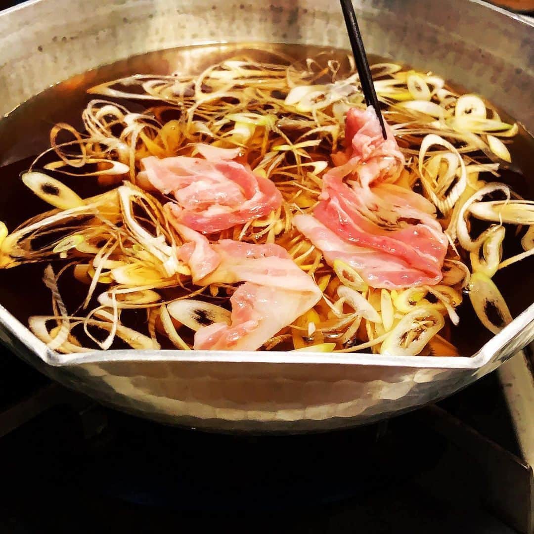 志摩有子のインスタグラム：「いつもの豚しゃぶも甘辛の蕎麦つゆにすればこっくりとして秋仕様に。 西麻布のみかづき風にたっぷりのさらしねぎと一緒に溶き卵をくぐらせて食す。 ザクはレタスとほうれん草、エノキ。 〆はおうどん。 一味や柚子胡椒を添えて。」