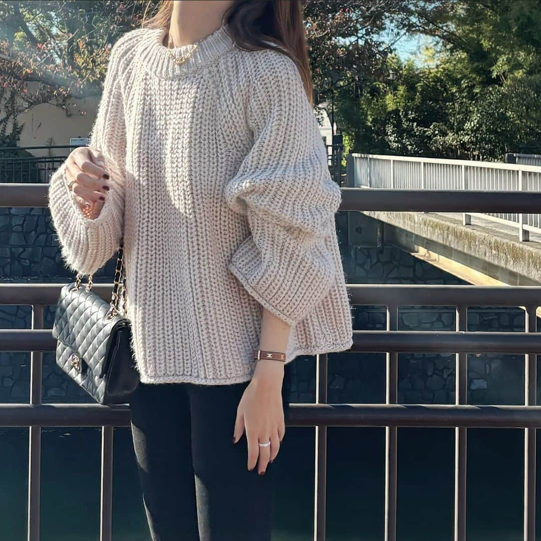 Maiさんのインスタグラム写真 - (MaiInstagram)「・ 久しぶりに @hm で買ったニット🧶  このゆったりしたデザイン可愛い♡  品番・サイズなどブログに詳しく書いてます📝  #hm #zara #converse #chanel #chanelbag #celine #celinebyhedislimane」10月24日 21時22分 - maimaimai1016