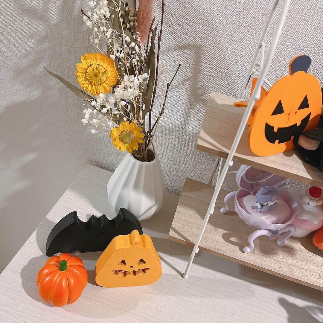 ねぎまのインスタグラム：「. . ハロウィン空間作って目で楽しんでたけど そういえば今年のハロウィンたぶん帰省してるなって今気づいた🎃 . なので見納めです、帰省も一瞬ですぐ戻ってくるから 11月入ったらここをクリスマス空間にするぞ🎄 . .」