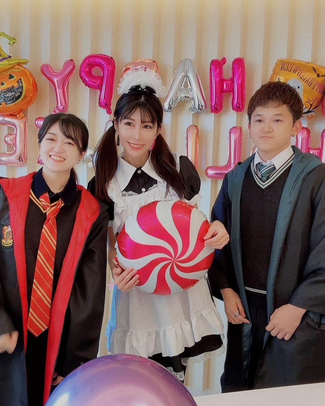 倉岡生夏さんのインスタグラム写真 - (倉岡生夏Instagram)「🎃🍳🧑‍🍳 ・ ・ ・ Halloween partyのランチは、前回は取り分け方式だったんだけどお子さんがいるママは膝に乗せたりしながら難しそうだったので今回は1人ずつお弁当につめました❣️ ・ ・ エッグミートローフは玉ねぎ、ニンニク、ピーマン、人参、エリンギ、など無農薬野菜たっぷりいれました❣️ ピーマン苦手な子もたべてくれてうれしかった♡ ・ みんなでクッキングタイムは、アイシングマドレーヌとカボチャのモンブランしました❣️ 親子クッキングはモンテッソーリ教育をとりいれて、ちょっと難しいアイシングペンを一生懸命デコレーションしてくれました♡ ・ ・ そしてクッキング担当してくれたのは同じクラスの子♡ 優秀な2人に支えられました❣️ありがと😊 ・ ・ ・ ・ #ハロウィンメニュー #コスプレ女子  #ハロウィンパーティー #ハロウィンパーティー料理 #ハロウィン弁当 #ハロウィンコスプレ #ハロウィン仮装 #メイド服 #メイド #仮装パーティー #ハロウィン飾り #親子イベント #親子クッキング #モンテッソーリ教育 #モンテッソーリ #ハロウィンスイーツ #ハッピーハロウィン #子どもイベント #子供イベント #happyhalloween #halloweencookies #japanesegirl」10月24日 21時24分 - kinatty.land