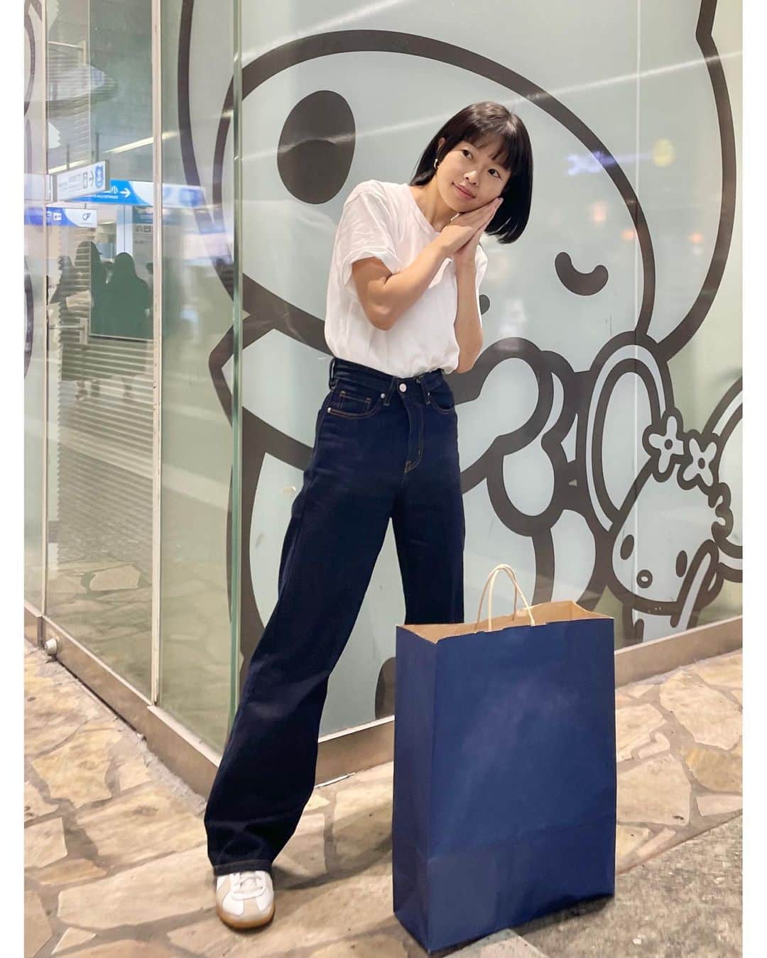 東咲月のインスタグラム：「肌寒い日々が続いております。☀️ お気に入りの服を出して、 今日初めてコートを着ました。  あっという間に涼しい季節です。  人間も身体が冬眠するというのを 信じているので、 大好きな納豆とキムチ食べて 腸活をして 冬眠の季節に備えております。🐻」
