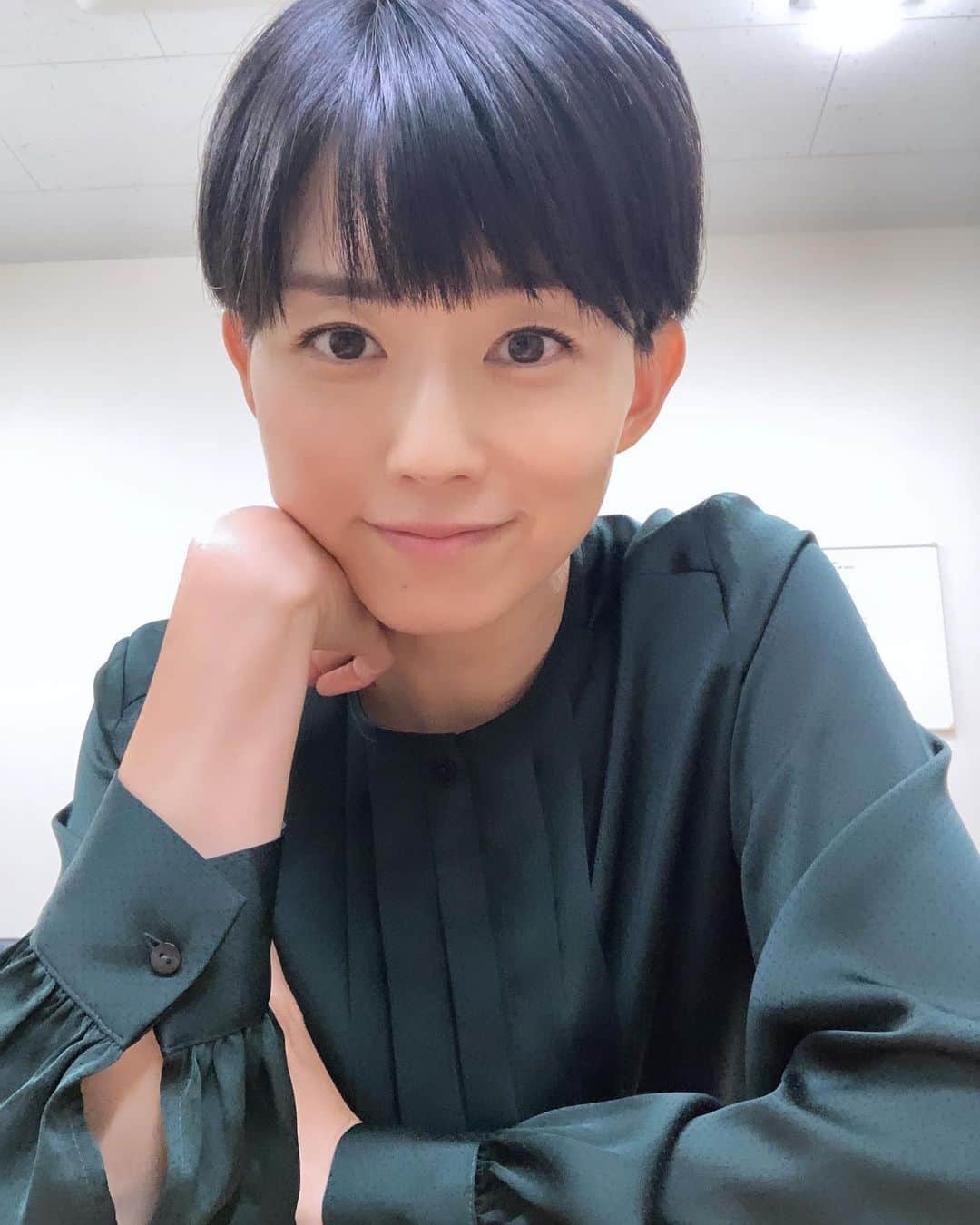 原田佳奈さんのインスタグラム写真 - (原田佳奈Instagram)「・ ・  いつもノーメイクのお顔ばかりで申し訳ないので、メイクした顔を🫡  撮影の待ち時間に、Amazonプライムでthis is us観てます。最近の隙間時間は全部このドラマ。毎回泣いてる。。  #撮影中 #thisisus #myfavorite」10月24日 21時34分 - kanaharada1211