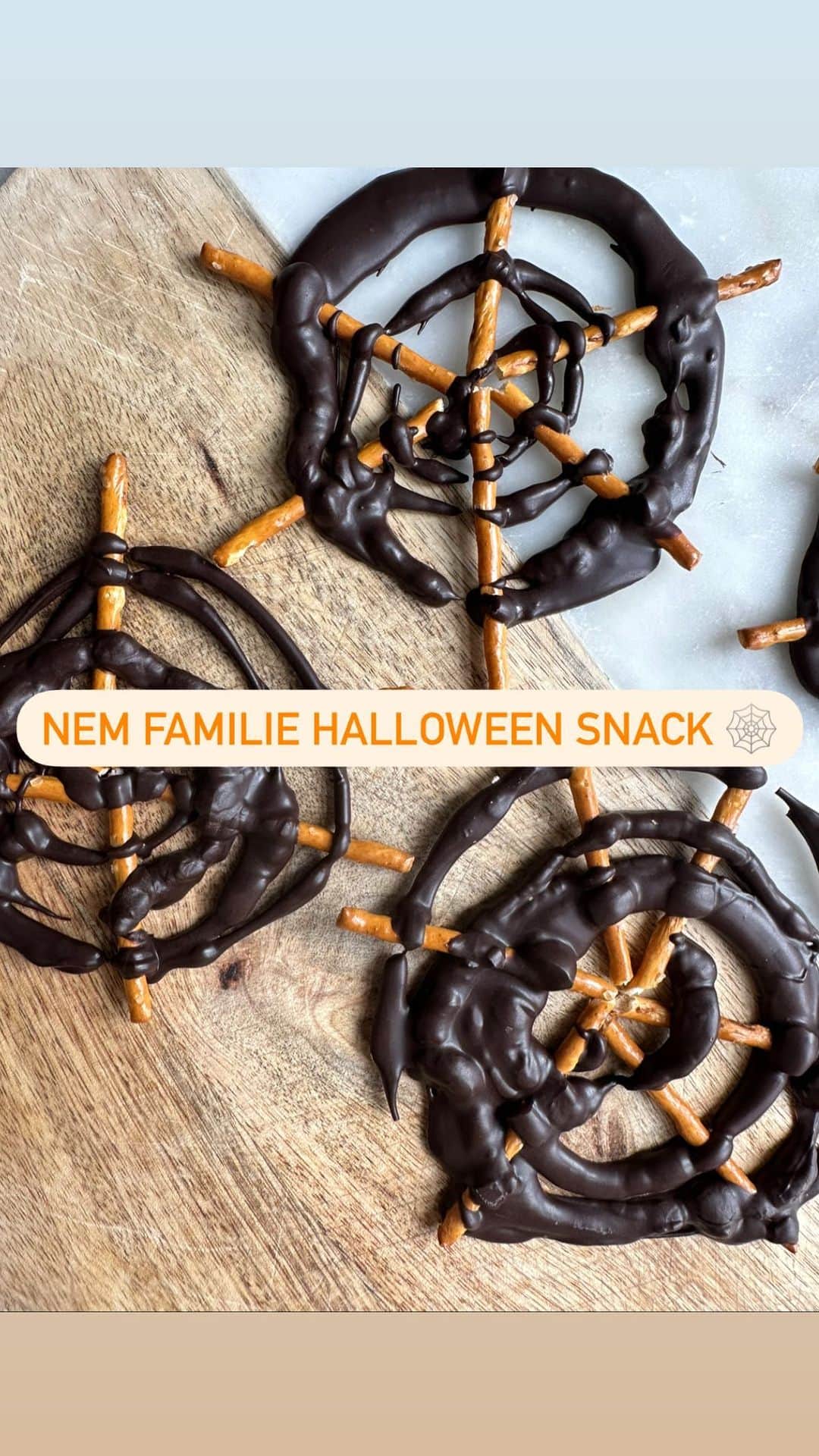 ヤネッテ・オッテセンのインスタグラム：「🎃NEM FAMILIE HALLOWEEN SNACK🕸️  Her er en hyggelig idé til en nem og lækker Halloween snack, som du kan lave med familien🧡  TIP ! Brug en god mørk chokolade med højt indhold af kakao og nyd denne snack med god samvittighed - selv hvis du ønsker at opnå et vægttab💪🏻  Smid en kommentar, hvis du skal prøve denne halloween snack med familien?  Jaaa helt sikkert = 🎃 Næh Halloween er ikke lige mig = 👻  Fremgangsmåde: 🕷️ Knæk saltstænger i passende stykker og læg dem i et spind på et stykke bagepapir  🕷️ Smelt din chokolade og lav chokoladespindet med en lille sprøjtepose  🕷️ Lad edderkoppespindet størkne og du har den nemmeste halloween snack 🕸️  Ønsker du inspiration til sæsonbasserede madopskrifter 👉🏽 📲 Så skriv dig op til forløb hos mig 🏆 Link i min bio øverst oppe på siden 👆🏽  #jeanetteottesencoaching」