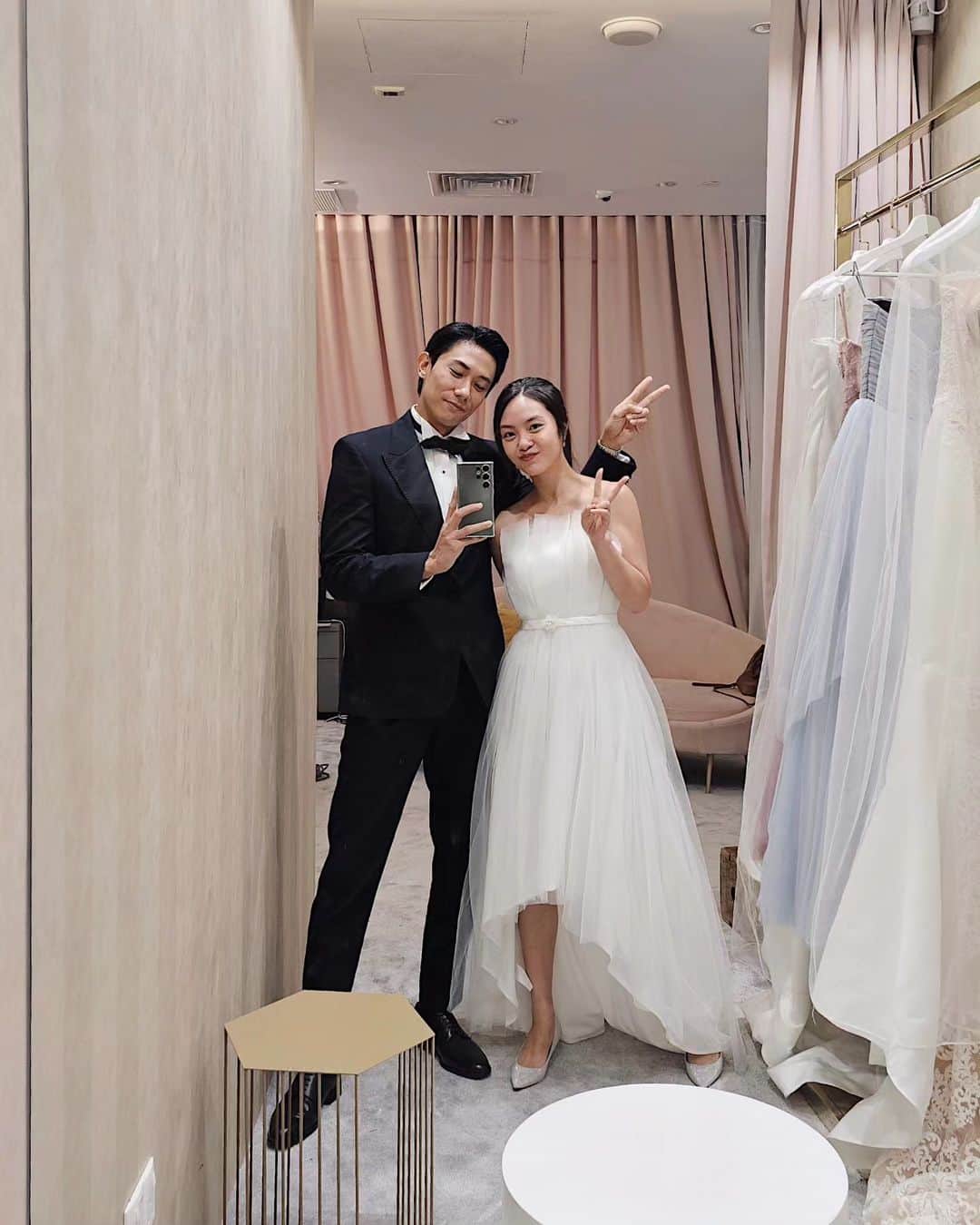 デスモンド・タンのインスタグラム：「Love's bittersweet dance for Liumu and Zhenyu: close yet distant, hearts forever entwined. 🥺 简单真的会幸福吗？我们还可以回到过去吗？  Tell us what are your favourite scenes of us?   #AllThatGlitters #金色大道 #你真美 #炼奶多 #李珍玉 #林木森 #六木」