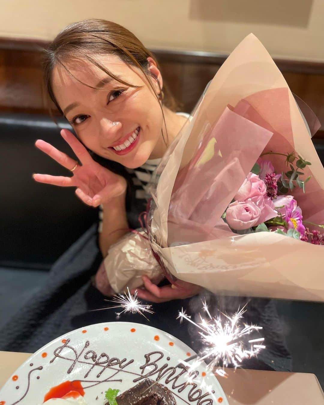 chayのインスタグラム：「33chayになりました🎂 いつも本当にありがとうございます😊 これからも宜しくお願いします💖  ツアーファイナルで会えるの楽しみにしてるよ🕊 #33」