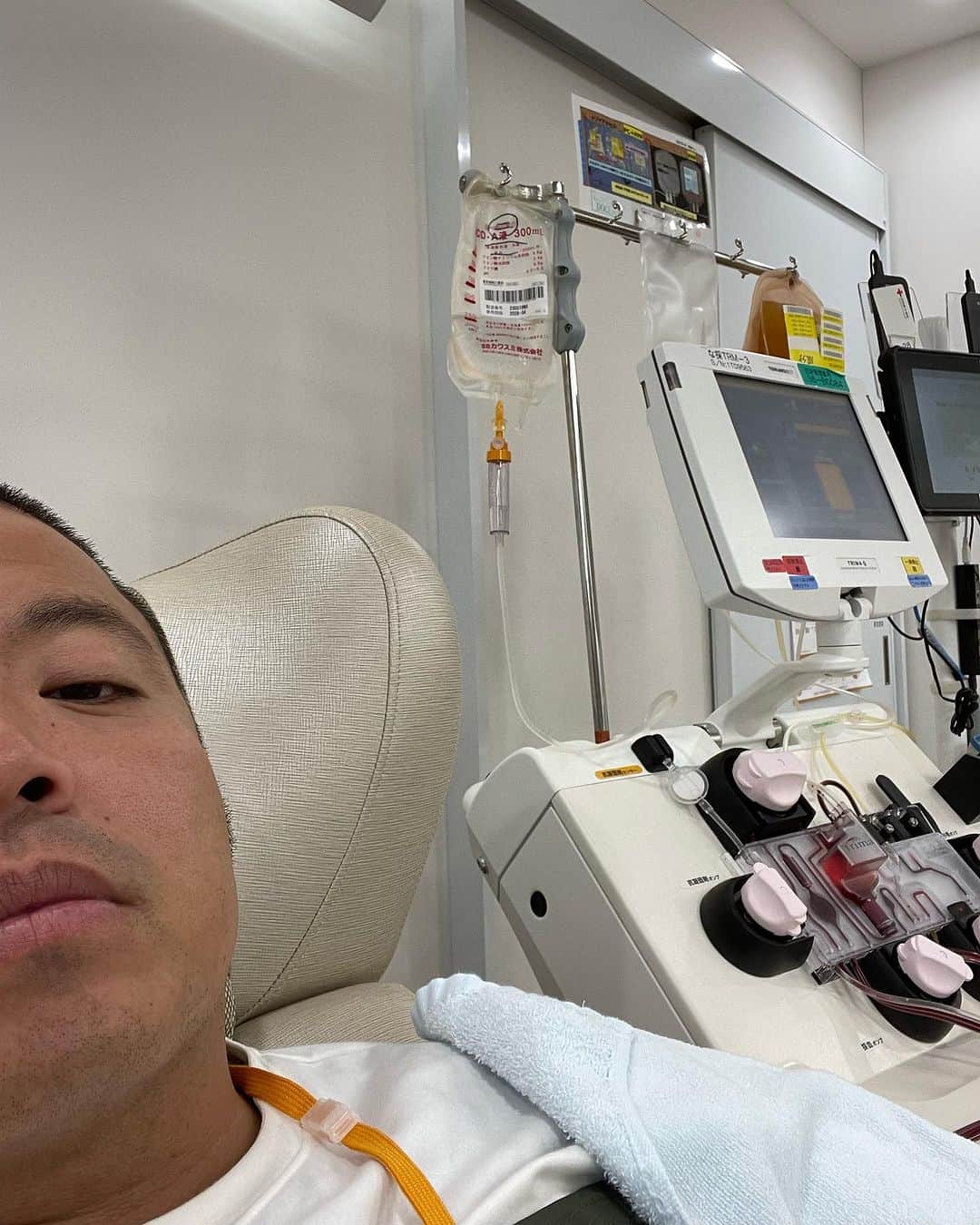 セルライトスパ大須賀のインスタグラム：「今日はマンゲキの前に献血へ行きました。21回目です。  2日前にロキソニンを飲んだので血小板献血は出来ず、血漿（けっしょう）の成分献血をしました。  そしてついに僕の血が顔をさされ、サインを書きました。  お礼のコインで17アイスを買いました。  マンゲキの下の松屋でカツ丼を頼んだら本当に5秒で出て来たので「はや」と言いました。  どうやらちょうどおばちゃんが自分の賄い用に作ってたカツ丼の出来上がりとタイミングが合ったみたいで、それを僕に食わせてくれました。  ぼくに渡したあとにまた自分用のカツ丼を作ってました。  ちょっとイヤでした。  僕のために作ったカツ丼を食べたかった。  いいねちょうだい。」