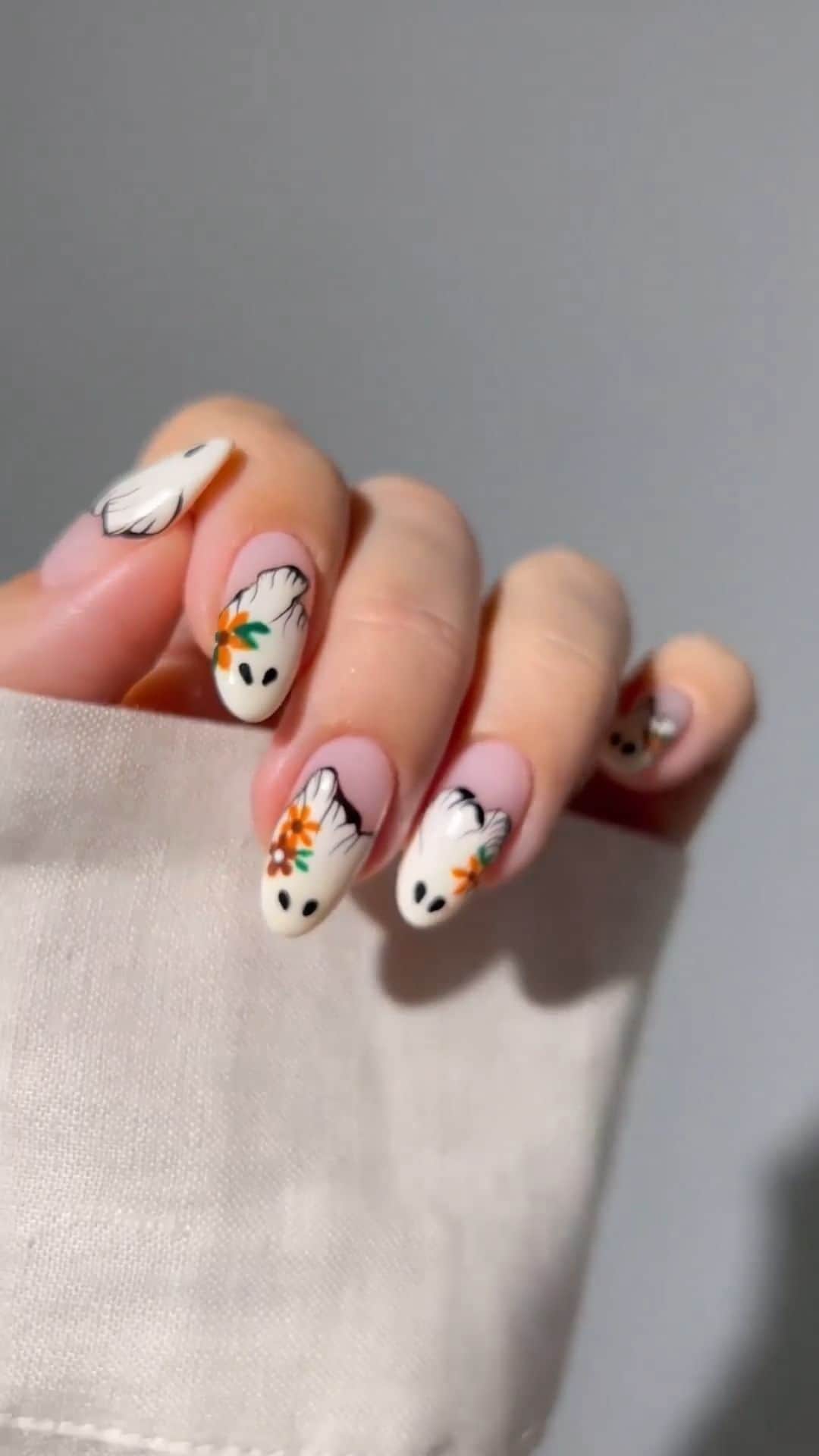 SHEINのインスタグラム：「These cute lil' ghosties are here to haunt our hearts 👻🌻🍂 Post your spooky szn nails with #SHEINhalloweenparty 🤳💅 @heygreatnails  #SHEINinspo」