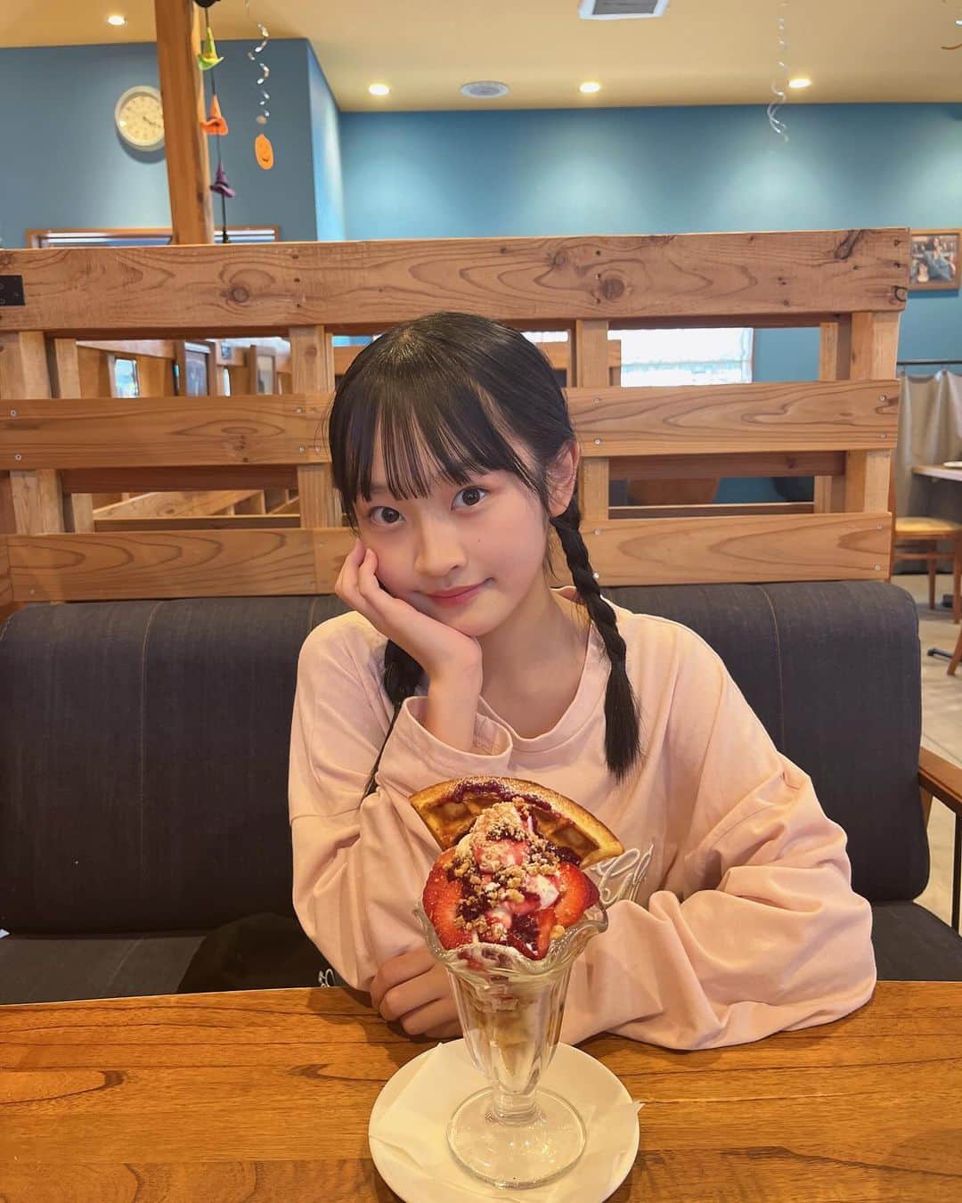 西野心桜のインスタグラム：「いちごパフェおいしかった🍓  甘いもの食べてるときって本当に幸せ😌😌🩷   #カフェ  #カフェ巡り  #jc  #jc2  #09  #女子中学生  #名古屋」