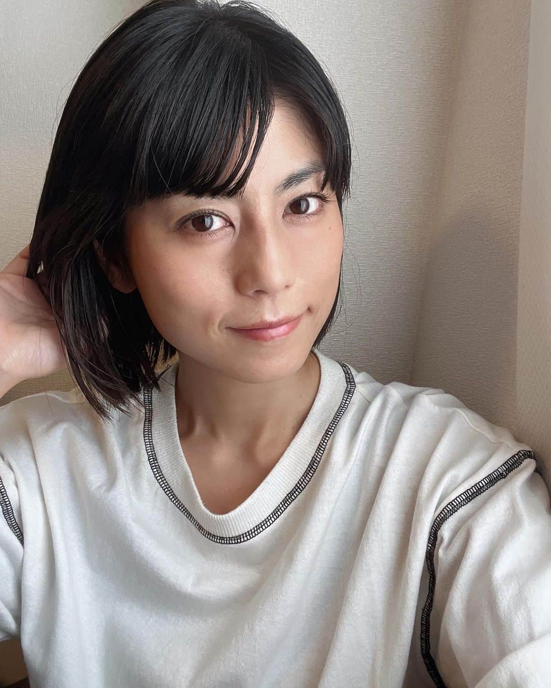 のインスタグラム：「私も出演させていただいている#映画 「#コザママ ♪うたって！コザのママさん！！」が沖縄で遂に上映スタートしたそうです！ 　 詳細は公式サイトにて☆ 私のブログの方にリンクと予告映像載せてます☺︎ 　 沖縄の皆様是非劇場で見てくださいね☆ 今後、上映が全国へと広がっていくそうなので、沖縄以外の皆様もお楽しみに♪ また続報が届いたらお知らせします！ 　 そして、先日お知らせしたんだけど、こちらももう一度！ 　 #中山馬主協会 の「BREAK TIME2」というリレーコラムで、#矢部美穂 さんからバトンをもらい、「私の想い描く未来の競馬場」というテーマのコラムを書かせていただきました！！ 読んでくださーーーい❤︎ こちらもブログにリンク貼ってます👍 　 最近の写真、メイク率高いです。 イコール仕事絡みということなので嬉しい限りよ♪ 　 今日はナチュラル～。元が濃いからあんまり違いは分からないかもだけど（笑）アイラインとリップ無し！」