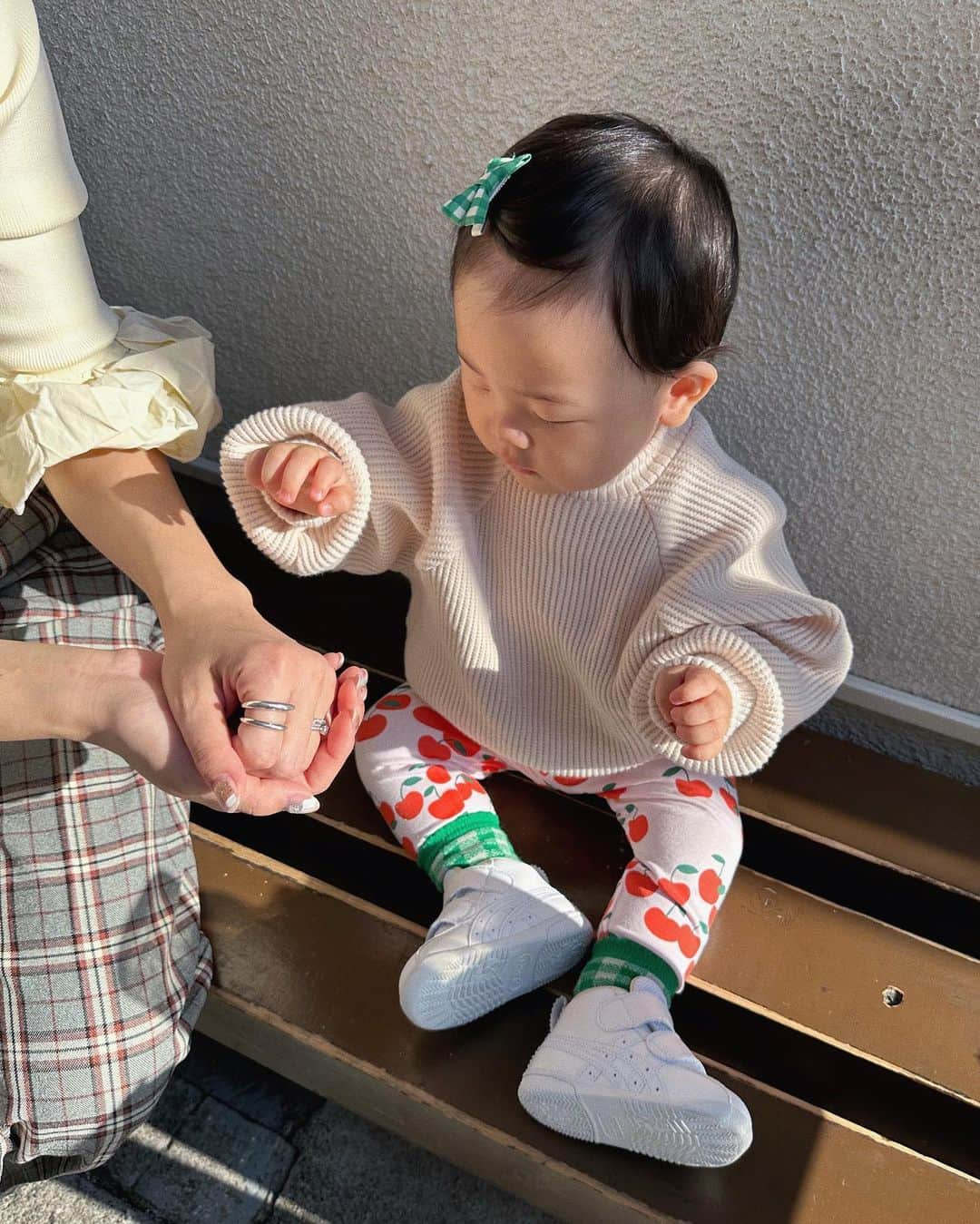 岩渕加恵さんのインスタグラム写真 - (岩渕加恵Instagram)「私たち、幼馴染です💙🩷 っていう写真が撮れちゃった一枚目✌🏻 （ふたりともナイス表情〜🍒笑  翠たん完全に絵文字の " 🥴 " wwwww  ふたりの洋服もお〜そ〜ろ〜い〜🍒  りえちゃんと元々好みが一緒だから お揃いが多くなりそう👗👶🏻🫶🏻  #幼馴染 #ベビーコーデ #翠とみつぅの日常の一コマ♡」10月24日 21時35分 - kae0113