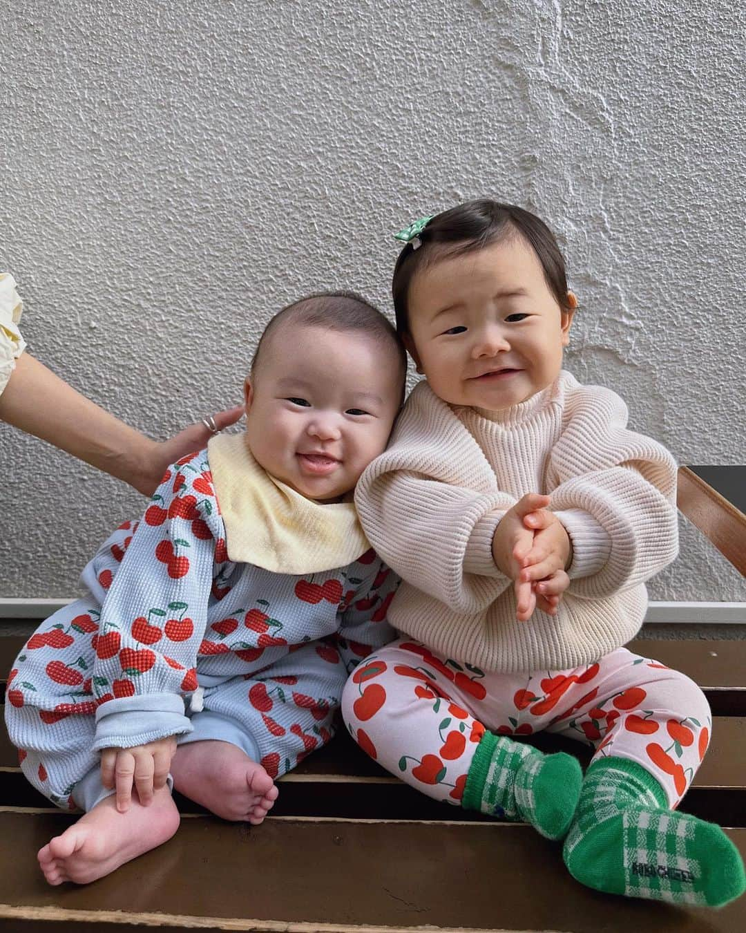 岩渕加恵のインスタグラム：「私たち、幼馴染です💙🩷 っていう写真が撮れちゃった一枚目✌🏻 （ふたりともナイス表情〜🍒笑  翠たん完全に絵文字の " 🥴 " wwwww  ふたりの洋服もお〜そ〜ろ〜い〜🍒  りえちゃんと元々好みが一緒だから お揃いが多くなりそう👗👶🏻🫶🏻  #幼馴染 #ベビーコーデ #翠とみつぅの日常の一コマ♡」