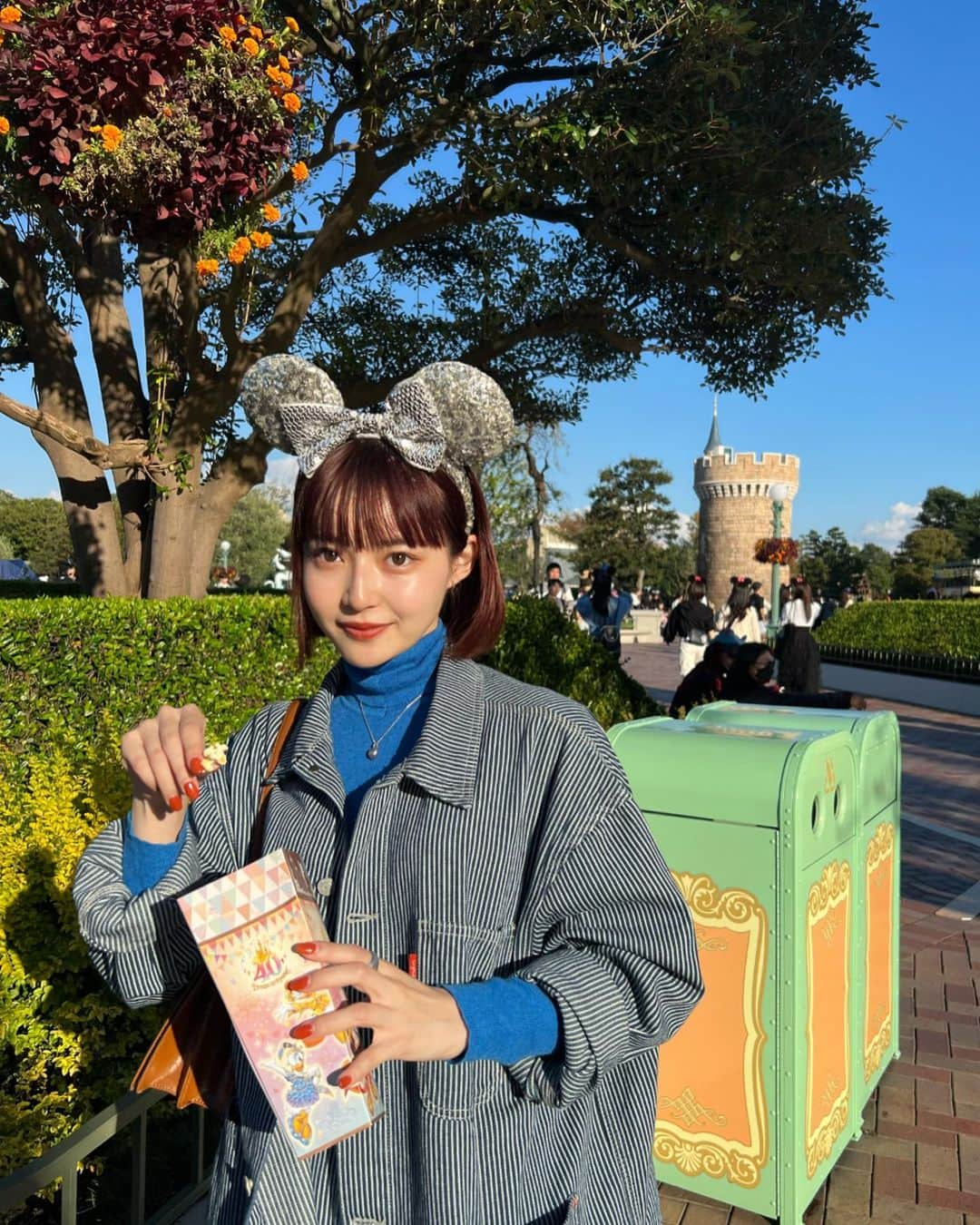 山崎江莉のインスタグラム：「いっぱい食べた🏰  #disney」