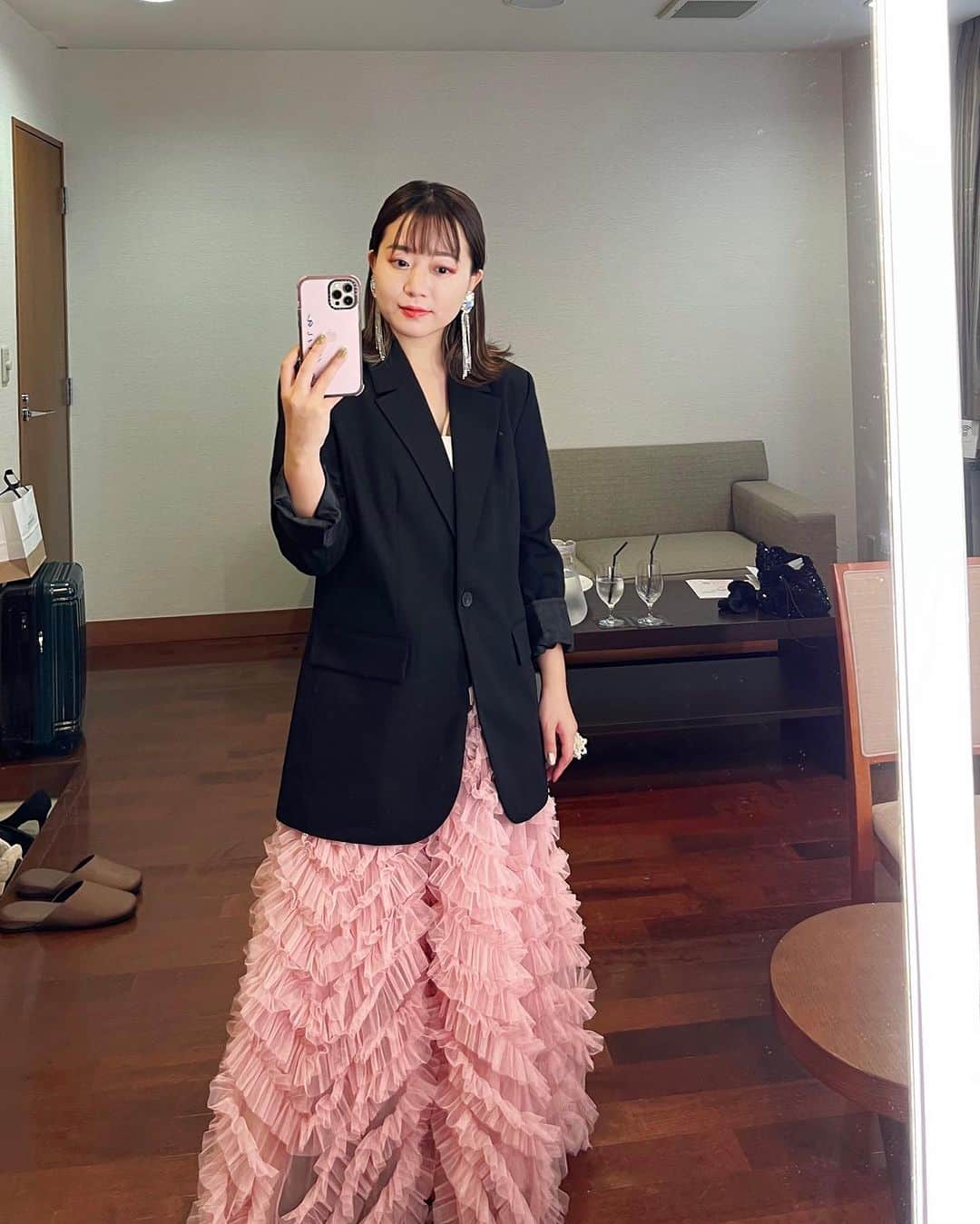 新井和佳奈さんのインスタグラム写真 - (新井和佳奈Instagram)「お仕事での結婚式の日のメイクとヘアと衣装🕊💐  この日はピンクスカートでふりふりボリュームあるかわいい感じだったので、上半身はきりっとさせてバランス取りたいなと思って、ちょっとかっちりめ。。。。  ヘアはこのピン付けるだけですぐお呼ばれ感出せるから本当重宝😙  メイクはスカートと同じピンクにして雰囲気合わせたよ〜ーーー（諸々ここまでのこの情報誰得かは知らん笑）  ボルドー系のパレッドはいつも @shuuemura の横浜流星くんの新作のやつずっと使ってます！！！！！  秋に向けて、ブラウン系のアイシャドウ買いたいんよね、、、 おすすめあったらみんな教えてほしい😎😎 デパコスでもプチプラでも！！！  コメントコメント📝 待ってるよおおおお」10月24日 21時37分 - wa_416