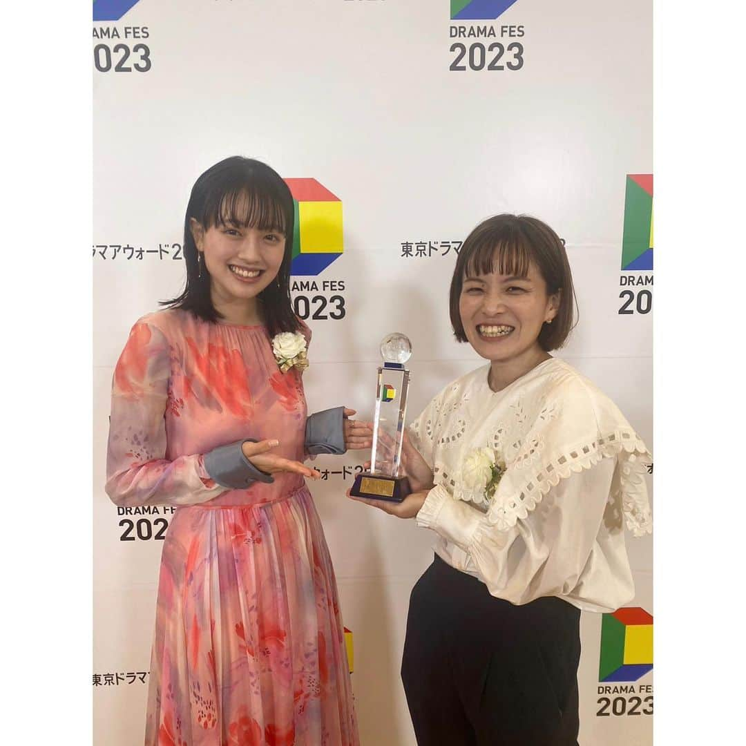 上坂樹里さんのインスタグラム写真 - (上坂樹里Instagram)「.  東京ドラマアウォード2023にて NHK総合「生理のおじさんとその娘」が作品賞単発ドラマ部門の優秀賞を受賞されました㊗️  本日は橋本監督と登壇させていただき、 このような素敵な機会をいただけて、本当に嬉しかったです。  改めてこの作品に携わることができて、本当に光栄に思います。 ありがとうございます！  #東京ドラマアウォード #生理のおじさんとその娘」10月24日 21時37分 - juri_kosaka