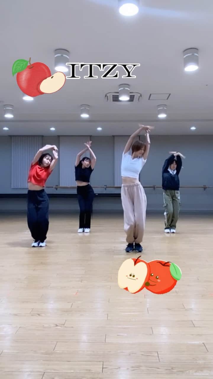 のインスタグラム：「みんなでRINGOやりました🍎  やっぱりITZYの振りは細かい😵 けど、かっこいいよねぇ😎  リンゴはイベントが終わったらフルでフォーメーションつけてやろうと思います😄  それまでちょい寝かせ💤💤💤  #大凪真生 #kpop #ringo  #itzy #kpopdance #reels  #reelsinstagram」