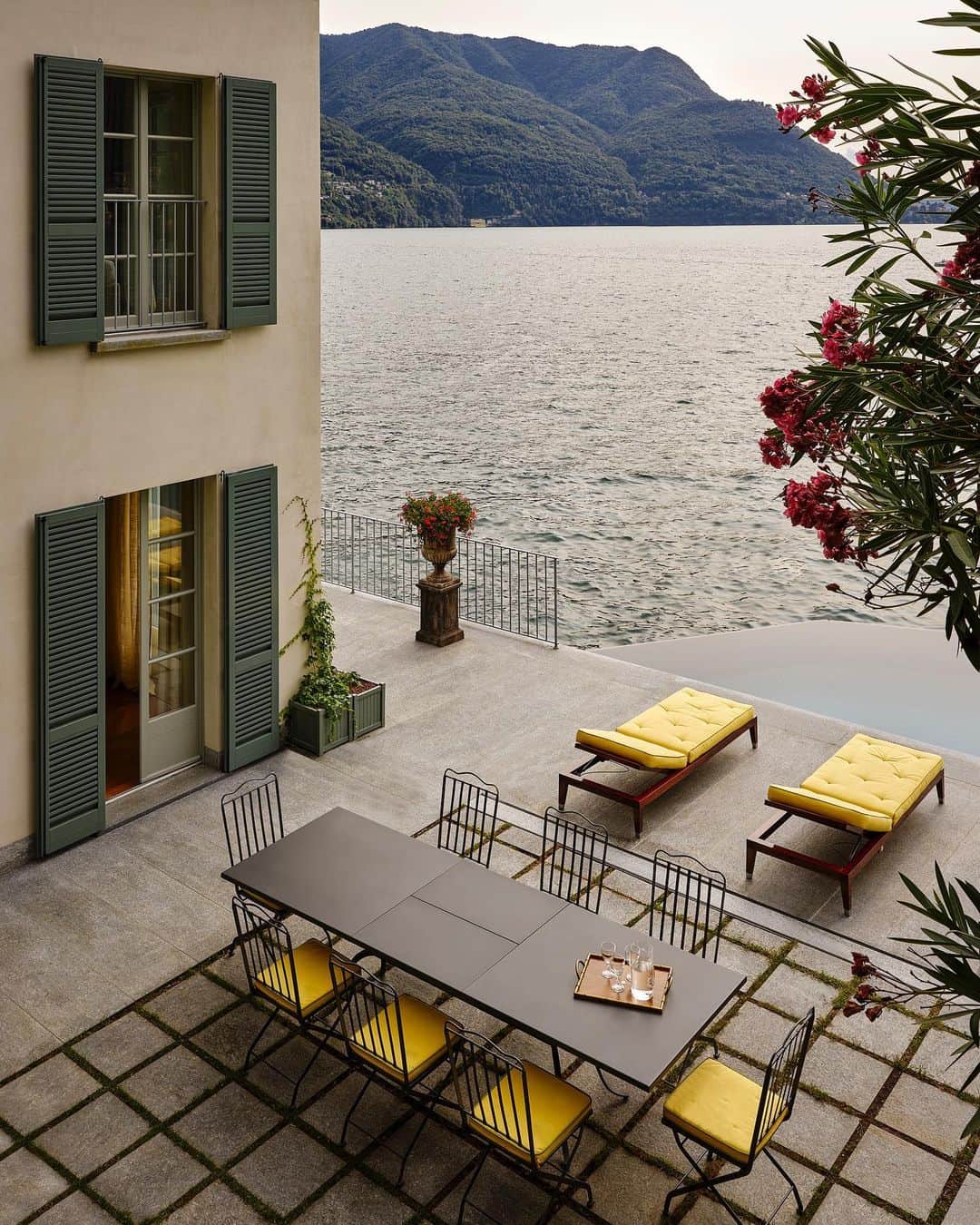 キアラ・フェラーニさんのインスタグラム写真 - (キアラ・フェラーニInstagram)「Villa Matilda 🥹 Our new family house at Lake Como, photographed for @ad_italia 💕 Interior design by @131design」10月24日 21時47分 - chiaraferragni