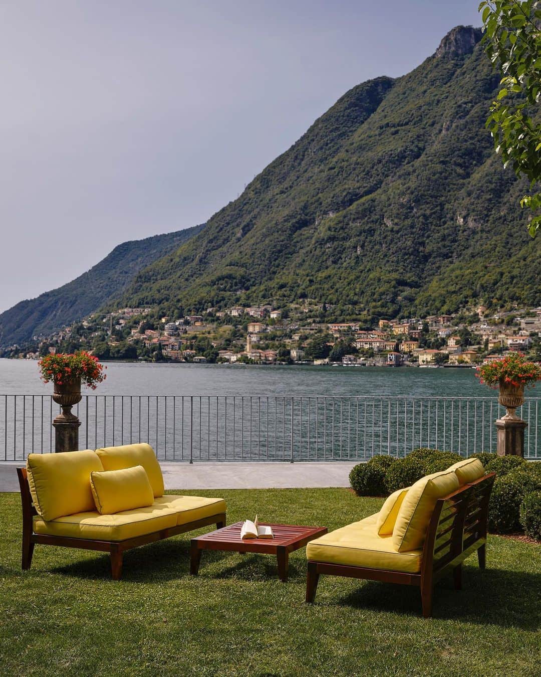 キアラ・フェラーニさんのインスタグラム写真 - (キアラ・フェラーニInstagram)「Villa Matilda 🥹 Our new family house at Lake Como, photographed for @ad_italia 💕 Interior design by @131design」10月24日 21時47分 - chiaraferragni