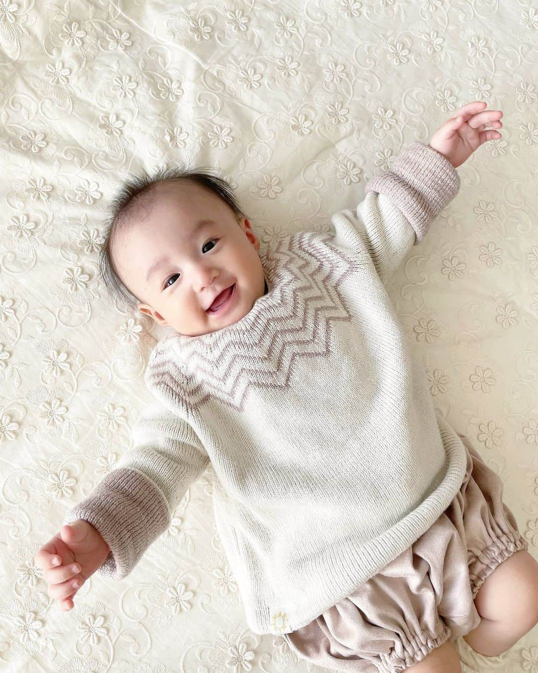 白岩まちこさんのインスタグラム写真 - (白岩まちこInstagram)「≫≫ 👶🏻... 5 𝘮𝘰𝘯𝘵𝘩  ㅤㅤㅤㅤㅤㅤㅤㅤㅤㅤㅤㅤㅤ ㅤㅤㅤㅤㅤㅤㅤㅤㅤㅤㅤㅤ おめでとう🎊 5 𝘮𝘰𝘯𝘵𝘩べびちー👶🏻🩷 ㅤㅤㅤㅤㅤㅤㅤㅤㅤㅤㅤㅤㅤ ㅤㅤㅤㅤㅤㅤㅤㅤㅤㅤㅤㅤㅤ  ☑︎ 離乳食開始 ☑︎ ハイハイできるようになる ☑︎ 掴まり立ちする  ☑︎ 後追い？もどきをする ☑︎ 一人遊びが上手になった ☑︎ ユニに興味津々 ☑︎ 夜泣きする (夜中は１時間〜２時間おきに起きる) ☑︎ 添い寝すると安心して？寝る  ㅤㅤㅤㅤㅤㅤㅤㅤㅤㅤㅤㅤㅤ  最近は離乳食も始まって、 ハイハイで色んなところ行くから本当に目が離せないべひちー🫨！  ㅤㅤㅤㅤㅤㅤㅤㅤㅤㅤㅤㅤㅤ ㅤㅤㅤㅤㅤㅤㅤㅤㅤㅤㅤㅤㅤ ゆにちーにも興味津々で近付いて急に掴んだりするから、 ゆにもべびちー警戒中👀🚨笑笑  ㅤㅤㅤㅤㅤㅤㅤㅤㅤㅤㅤㅤㅤ ㅤㅤㅤㅤㅤㅤㅤㅤㅤㅤㅤㅤㅤ 本当成長が早い🥹💦 まだまだベビーで居てくれ👶🏻🍼 ㅤㅤㅤㅤㅤㅤㅤㅤㅤㅤㅤㅤㅤ  ちなみにお洋服は、@marlmarl_tokyo のん❤︎！  ㅤㅤㅤㅤㅤㅤㅤㅤㅤㅤㅤㅤㅤ ㅤㅤㅤㅤㅤㅤㅤㅤㅤㅤㅤㅤㅤ 友達の出産祝いにMARLMARLのお洋服を贈ったことがあって、自分にも子供が出来たらMARLMARLでお買い物したいなーって思ってたん🤭🩷  ㅤㅤㅤㅤㅤㅤㅤㅤㅤㅤㅤㅤㅤ ㅤㅤㅤㅤㅤㅤㅤㅤㅤㅤㅤㅤㅤ 大阪に店舗があるのは知ってたんやけど、 まさか名古屋にも店舗があったとは🏬✨  ㅤㅤㅤㅤㅤㅤㅤㅤㅤㅤㅤㅤㅤ ㅤㅤㅤㅤㅤㅤㅤㅤㅤㅤㅤㅤㅤ ニットは前後2Wayで着せられてフリーサイズ♡！ ４歳ぐらいまで着れるらしい♡！  ㅤㅤㅤㅤㅤㅤㅤㅤㅤㅤㅤㅤㅤ ㅤㅤㅤㅤㅤㅤㅤㅤㅤㅤㅤㅤㅤ かぼちゃのパンツも３歳ごろまで履けるらしく、 どっちも長く着れるなーと思って🥰❤️  ㅤㅤㅤㅤㅤㅤㅤㅤㅤㅤㅤㅤㅤ ㅤㅤㅤㅤㅤㅤㅤㅤㅤㅤㅤㅤㅤ  あと、MARLMARLの代名詞のまあるいスタイも絶対欲しかったん😚！  ㅤㅤㅤㅤㅤㅤㅤㅤㅤㅤㅤㅤㅤ ㅤㅤㅤㅤㅤㅤㅤㅤㅤㅤㅤㅤㅤ 一番人気のデザインに、しっかり名入れもして来た😋✌🏻  ㅤㅤㅤㅤㅤㅤㅤㅤㅤㅤㅤㅤㅤ  出産祝いにもおすすめなベビーブランド👶🏻❤️  ㅤㅤㅤㅤㅤㅤㅤㅤㅤㅤㅤㅤㅤ ㅤㅤㅤㅤㅤㅤㅤㅤㅤㅤㅤㅤㅤ 出産祝いで嬉しかったものは？ってめっちゃご質問いただくので、ここのブランドは覚えといたら間違いなし🥰🎁 ㅤㅤㅤㅤㅤㅤㅤㅤㅤㅤㅤㅤㅤ ㅤㅤㅤㅤㅤㅤㅤㅤㅤㅤㅤㅤㅤ ㅤㅤㅤㅤㅤㅤㅤㅤㅤㅤㅤㅤㅤ ㅤㅤㅤㅤㅤㅤㅤㅤㅤㅤㅤㅤㅤ ㅤㅤㅤㅤㅤㅤㅤㅤㅤㅤㅤㅤㅤ 記録として残しておきます✍🏻✨  ㅤㅤㅤㅤㅤㅤㅤㅤㅤㅤㅤㅤㅤ ㅤㅤㅤㅤㅤㅤㅤㅤㅤㅤㅤㅤㅤ ㅤㅤㅤㅤㅤㅤㅤㅤㅤㅤㅤㅤㅤ ㅤㅤㅤㅤㅤㅤㅤㅤㅤㅤㅤㅤㅤ ㅤㅤㅤㅤㅤㅤㅤㅤㅤㅤㅤㅤㅤ ㅤㅤㅤㅤㅤㅤㅤㅤㅤㅤㅤㅤㅤ  #marlmarl_nagoya#marlmarl#出産祝いギフト #出産祝い#ベビーグッズ#ベビーギフト #出産祝いにオススメ#５ヶ月ベビー #べびすたぐらむ #ベビー用品#ベビースタイ#スタイ #生後5ヶ月#生後5ヶ月女の子 #生後5ヶ月ベビー#ママリ #0歳児ママ#5ヶ月ベビー #令和５年ベビー#新米ママ#令和ベビー #第一子#5月生まれベビー #女の子ベビー#ベビスタグラム #女の子ママ#女の子ベビー#女の子baby」10月24日 21時47分 - machichas