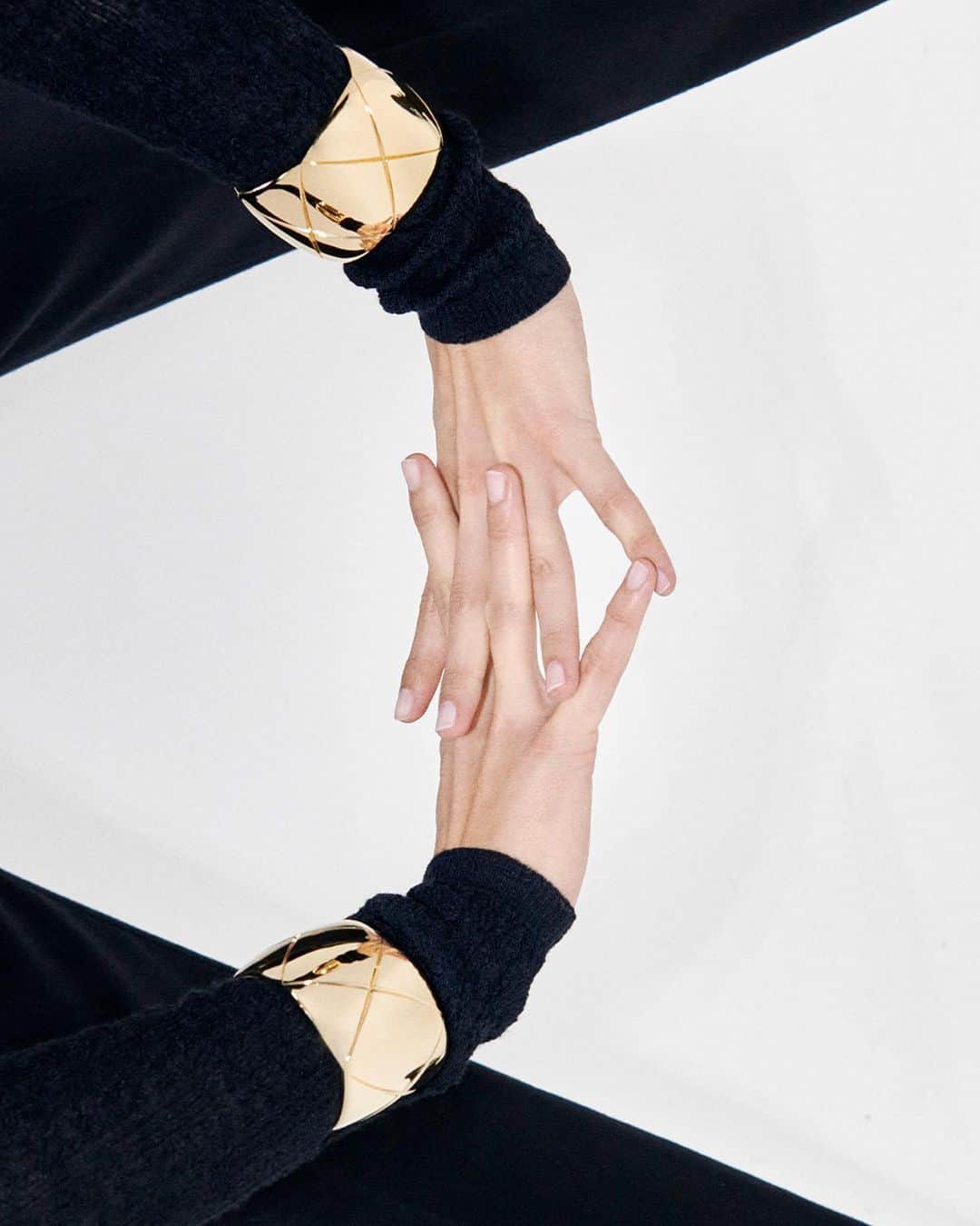 シャネルさんのインスタグラム写真 - (シャネルInstagram)「The CHANEL Style Guide: Double Hit.  Just as Mademoiselle would wear a cuff of the same model, gold and size on each wrist, dare to double up: Wear the same CHANEL creation twice for unexpected symmetry.  Discover on chanel.com. Link in bio  @viviennerohner @ruiiqijiang   #CHANELFineJewelry」10月24日 21時59分 - chanelofficial