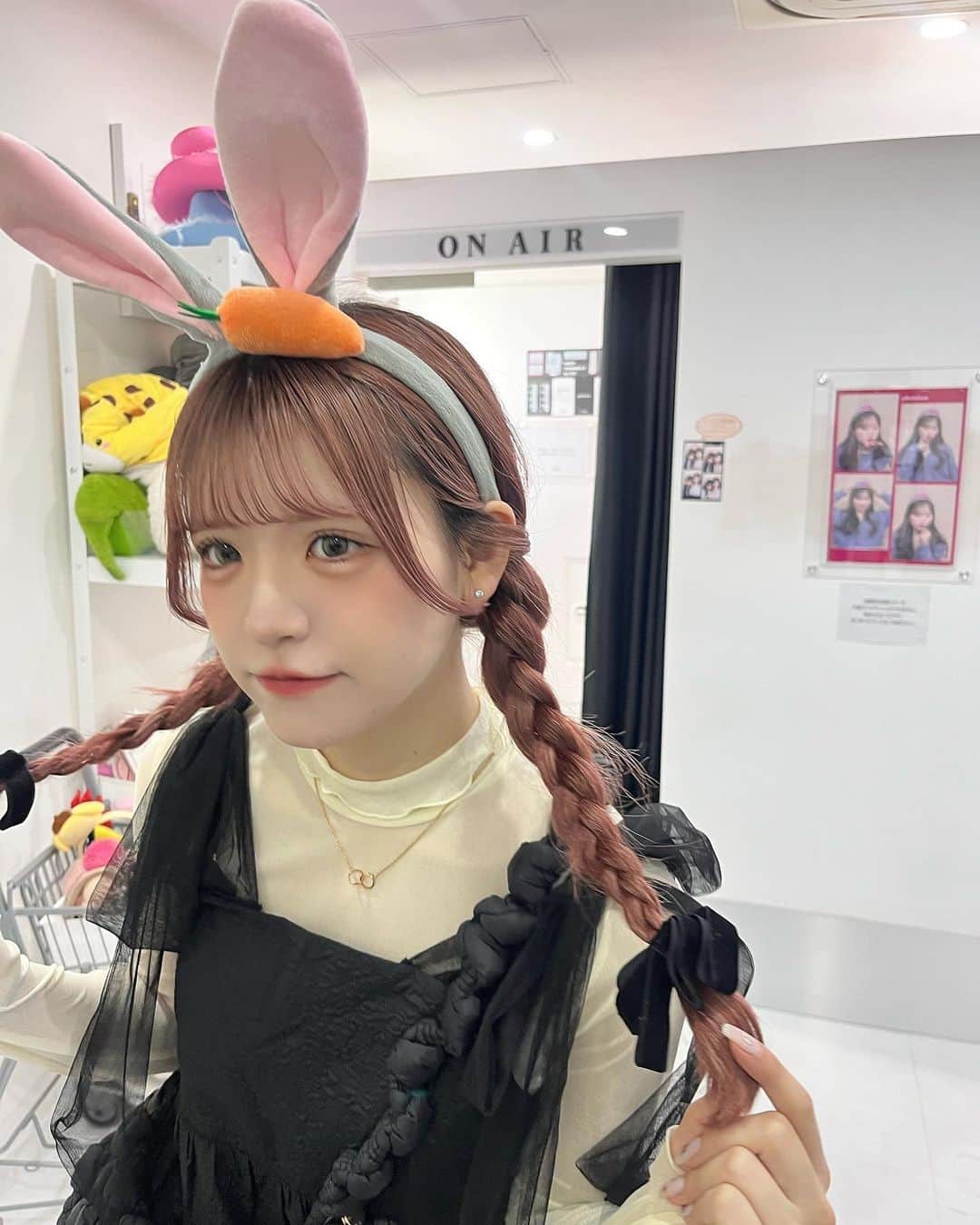 砂糖華さんのインスタグラム写真 - (砂糖華Instagram)「前に韓国プリ撮ったんだ 🐇⸒⸒ ‪　　　　　‬ 被り物沢山あって可愛かった🎀 また載せるね♡ ‪　　　　　‬ ‪　　　　　‬ #韓国プリクラ #photoism #カチューシャ #ワンピースコーデ #三つ編みアレンジ #リボンへア」10月24日 21時59分 - __162cm_
