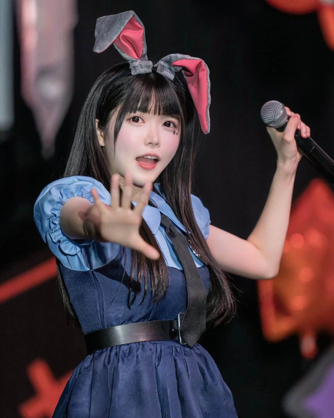 小野寺梓のインスタグラム：「ぴょん🐰  2枚目は梓もかぼちゃも笑ってる(⌒ ͜ ⌒)  兔子🐰   #ハロウィン  #halloween  #コスプレ  #cosplay #黒髪  #黒髪ロング #攝影 #旅遊攝影 #拍攝 #寫真 #攝影日記 #人像攝影 #攝影師 #互惠 #拍照 #人像摄影 #攝影日常」