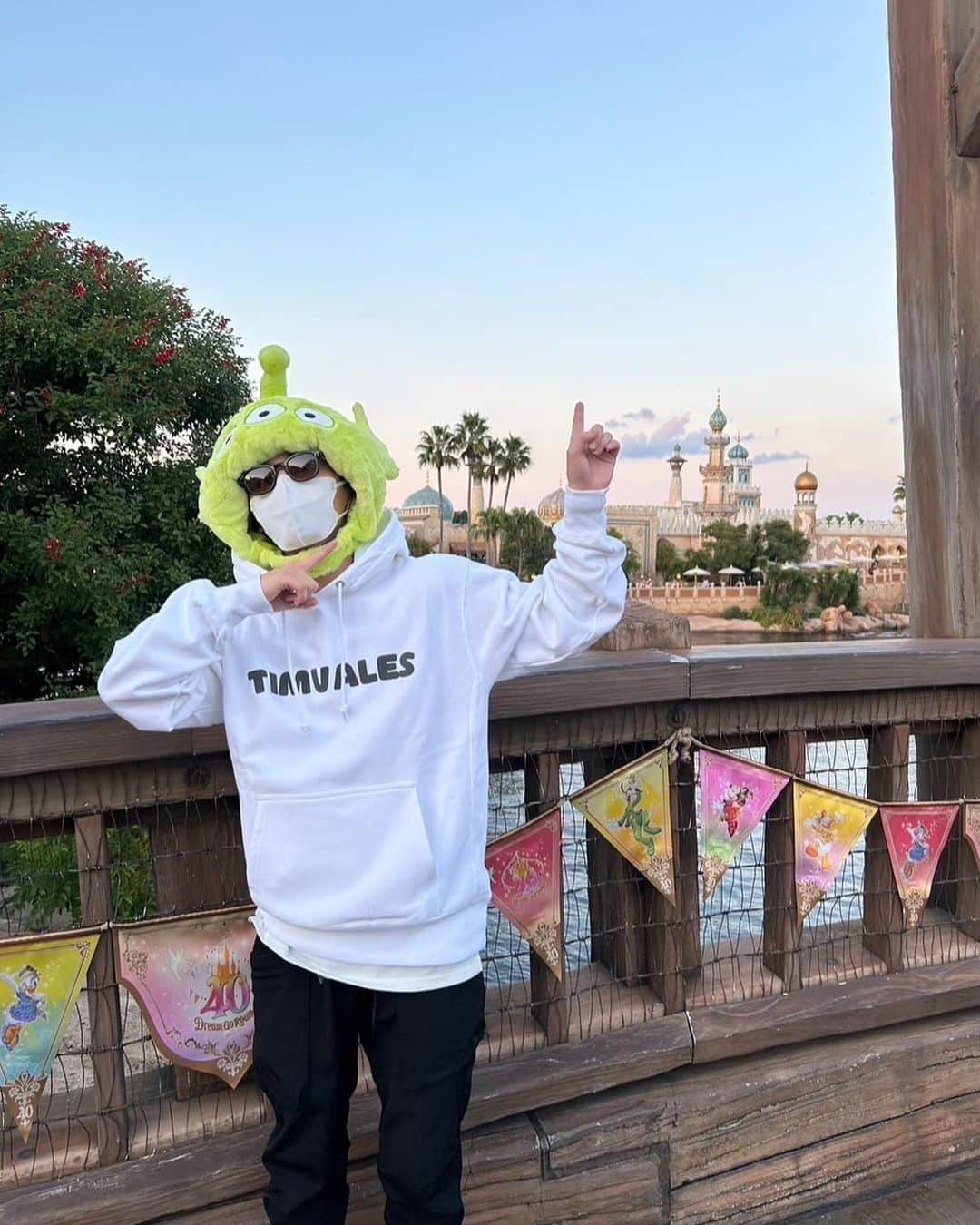 のインスタグラム：「⁡ ⁡ 友達と2人で東京ディズニーシーに行ってきた。 男2人で、映える写真ってどう撮るんだ、、 と我々なりに頑張って撮ってはみたものの。。 とにかく楽しんだ写真になりました。 4枚目は、お先にどうぞ。 と言ってるとこを激写された写真です。 ⁡ #Timvales #Y3 #LouisVuitton #tokyodisneysea #Ryosukeのいんすた #山田涼介」