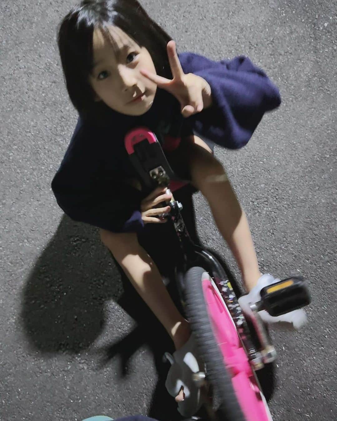 くーちゃんさんのインスタグラム写真 - (くーちゃんInstagram)「一輪車乗ってる」10月24日 22時00分 - morike_wani_kuchan