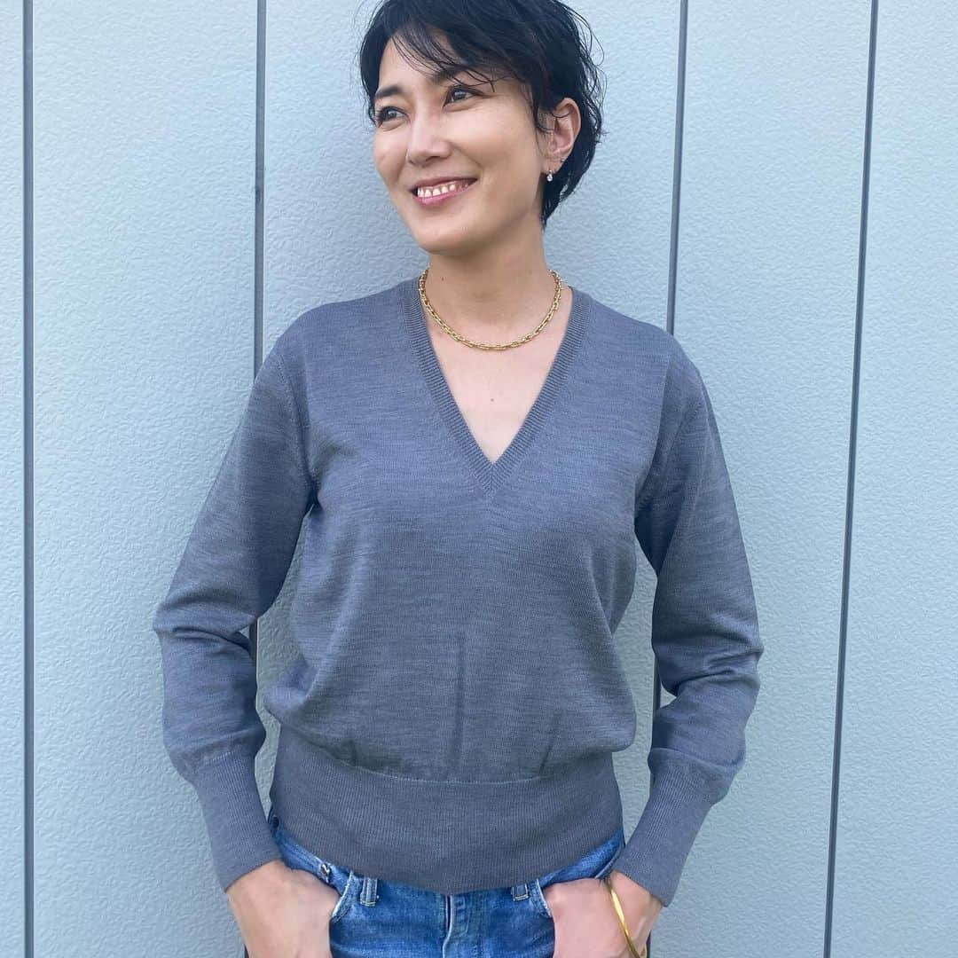 板谷由夏 さんのインスタグラム写真 (板谷由夏 Instagram)「ヨーロッパのご婦人が 潔く胸元が開いたセーターを着ている。 若いころ