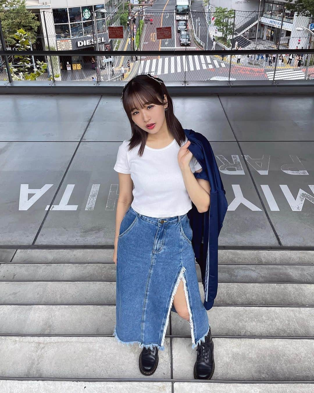 岩間妃南子のインスタグラム：「・ ・ ・ 渋谷で撮影したときの💭 ・ adidasジャージ、なんの服に合わせても可愛くなるから好き！！！ ・ ・ ・ #shibuya #adidas #アディダスコーデ #アディダス」